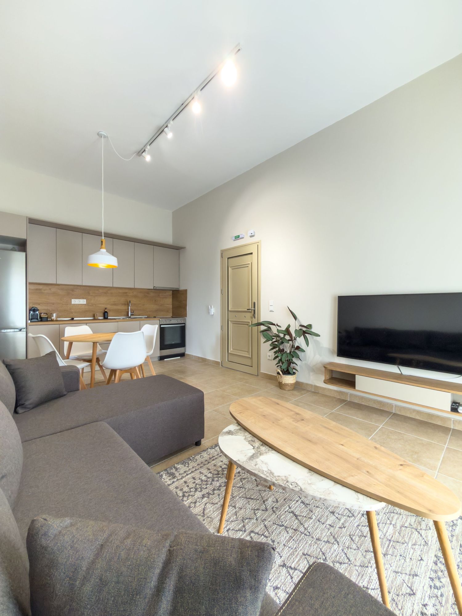 Σαλόνι real estate με μοντέρνα επίπλωση και φυσικό φωτισμό