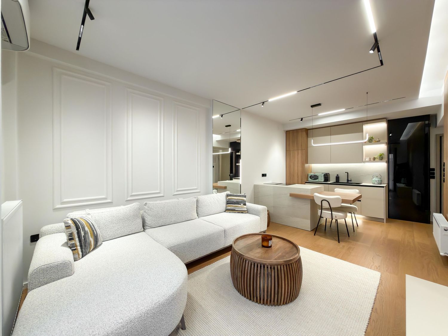 Bright Airbnb open plan space με stylish décor και cozy vibes