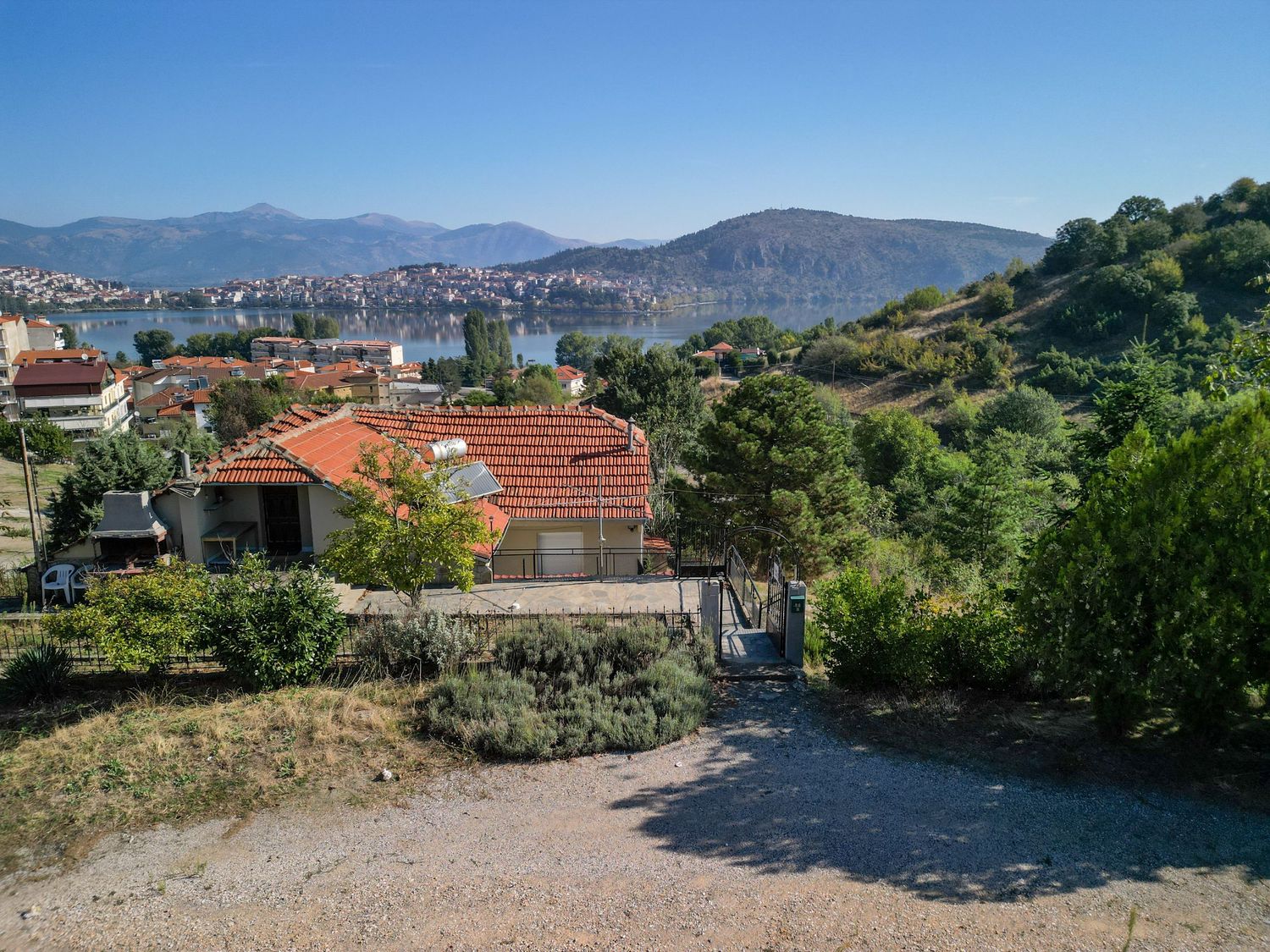 Κατοικία με μεγάλο οικόπεδο, drone φωτογραφία από ψηλά