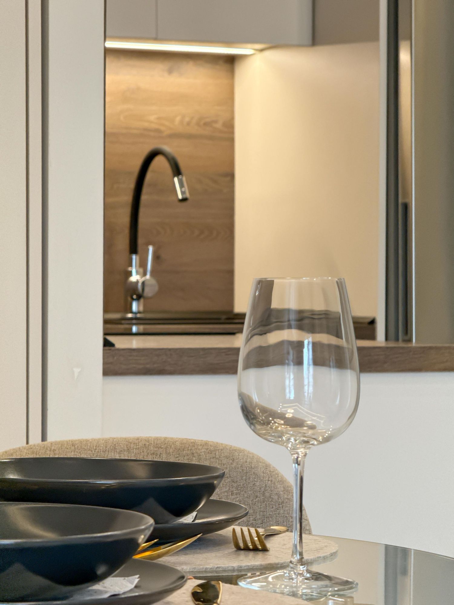 Μοντέρνα κουζίνα με πλήρη εξοπλισμό και minimal design