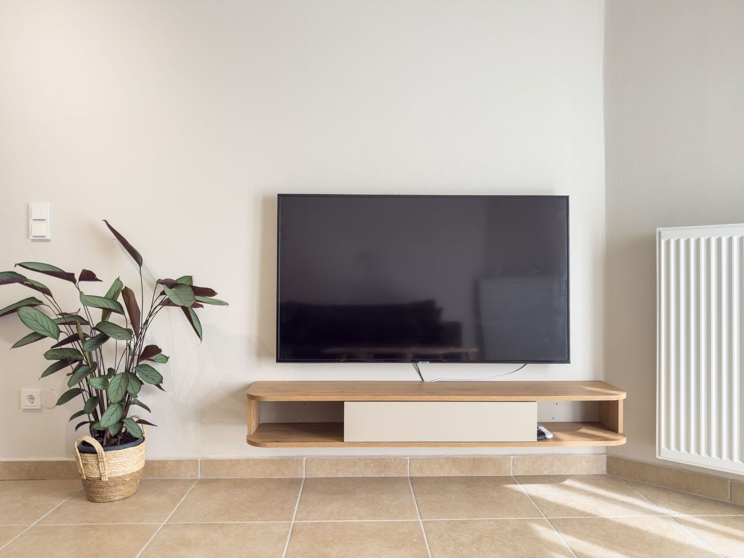 Modern living room και κουζίνα με φωτεινό open plan layout