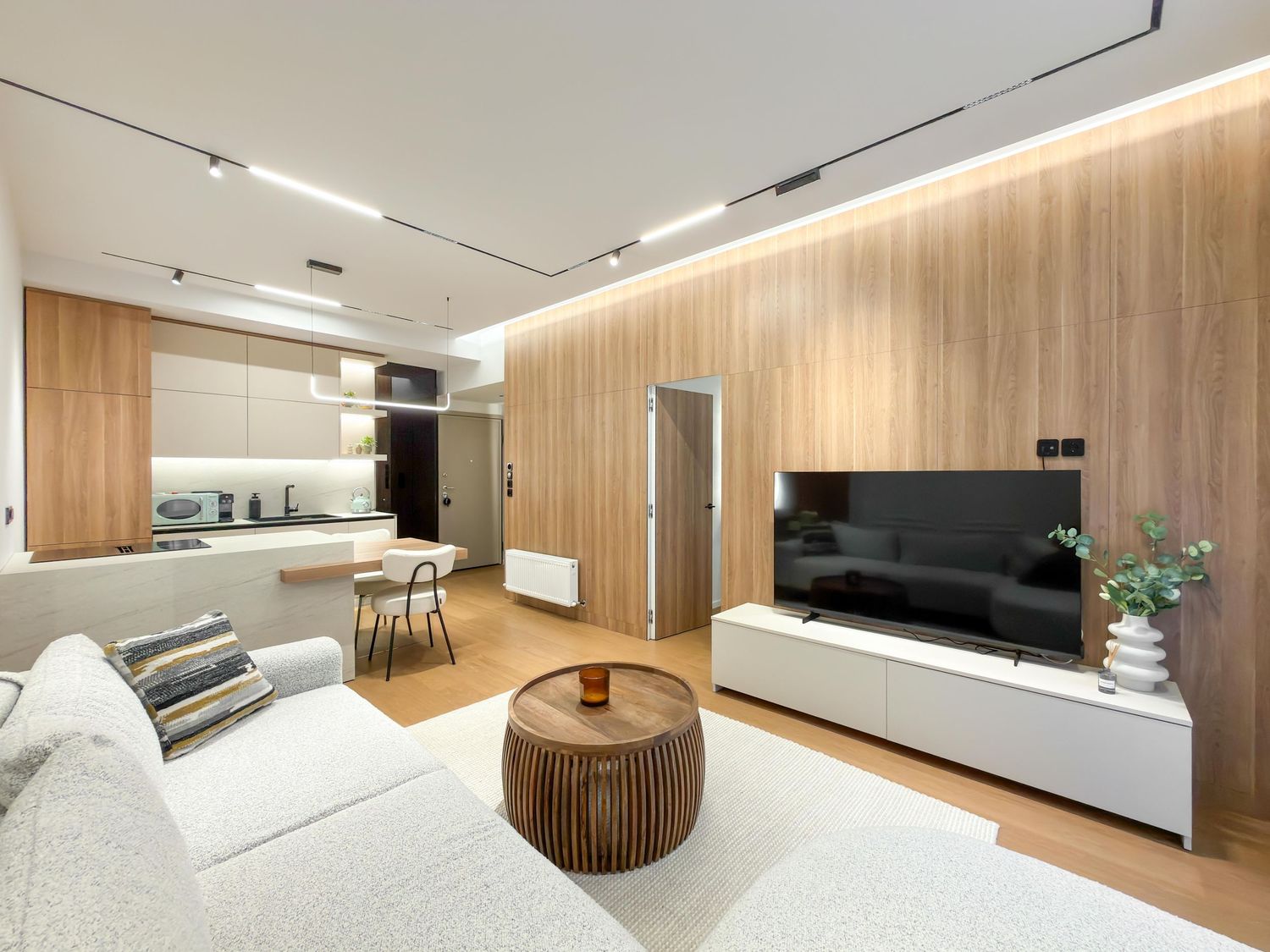 Bright Airbnb open plan space με stylish décor και cozy vibes
