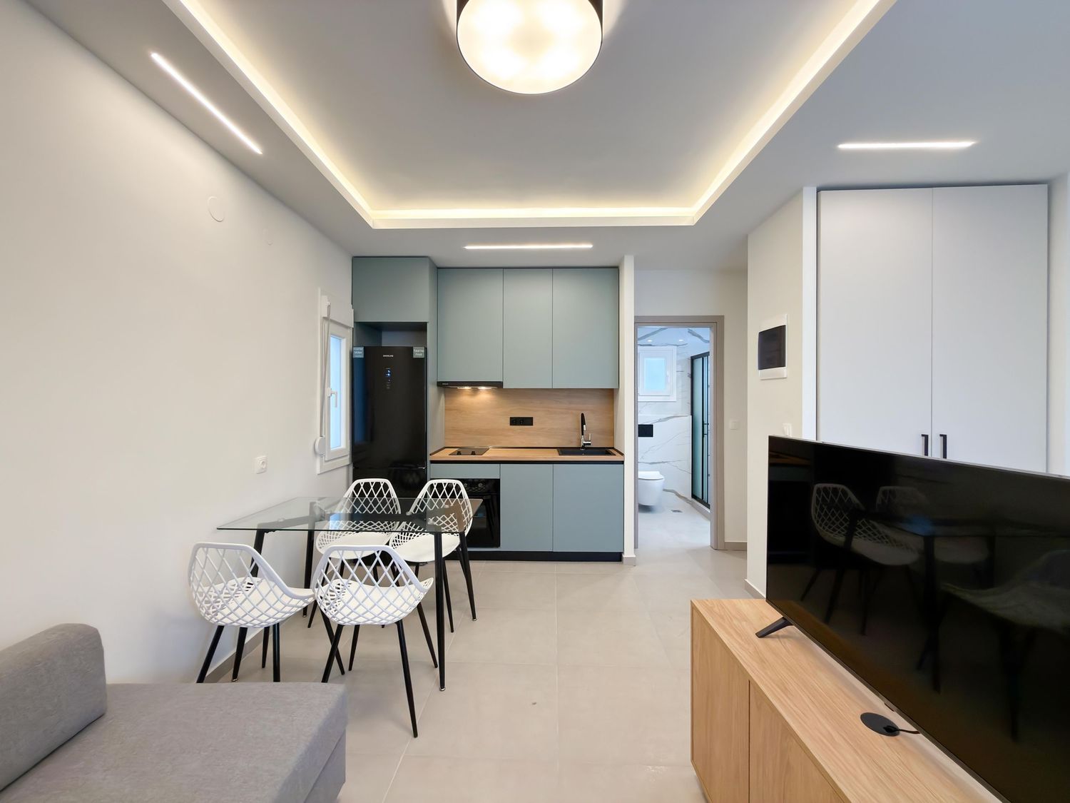 Σαλόνι real estate με μοντέρνα επίπλωση και φυσικό φωτισμό