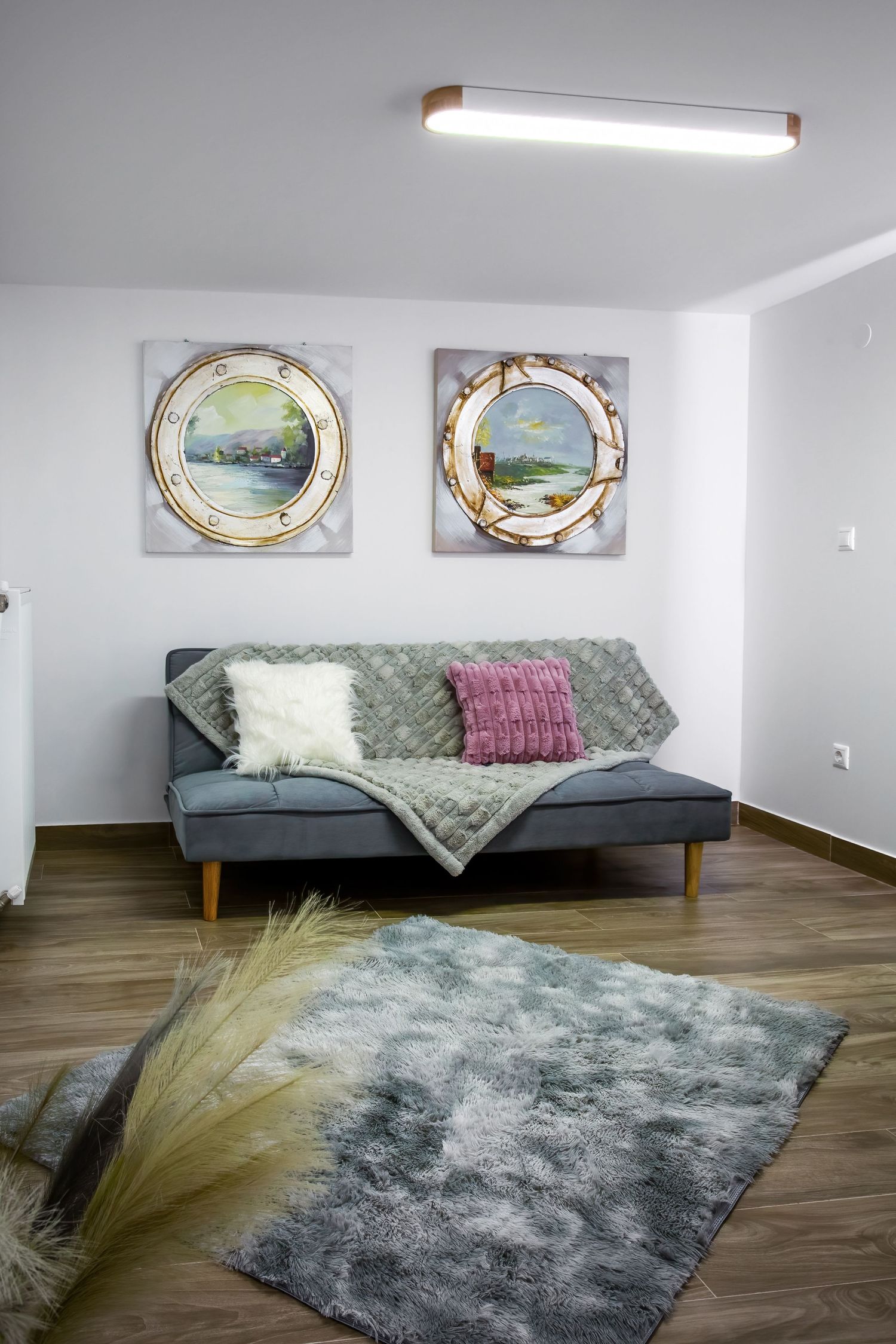 Καλαίσθητος χώρος καθιστικού σε Airbnb με cozy ατμόσφαιρα