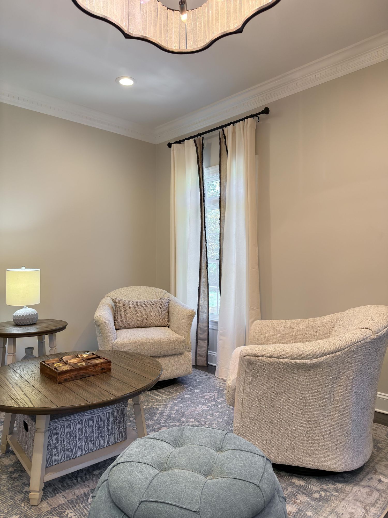 Σαλόνι real estate με μοντέρνα επίπλωση και φυσικό φωτισμό