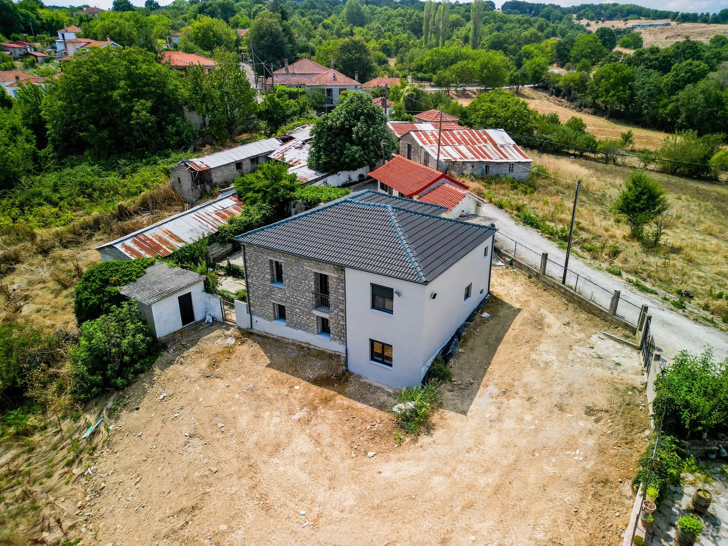 Κατοικία με μεγάλο οικόπεδο, drone φωτογραφία από ψηλά