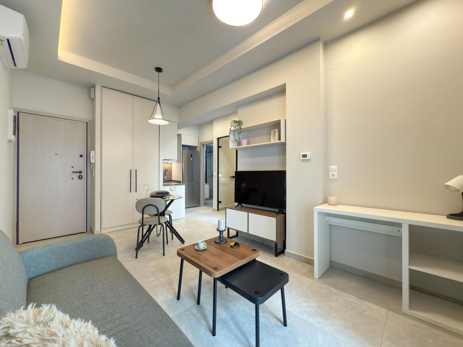 Modern living room και κουζίνα με φωτεινό open plan layout