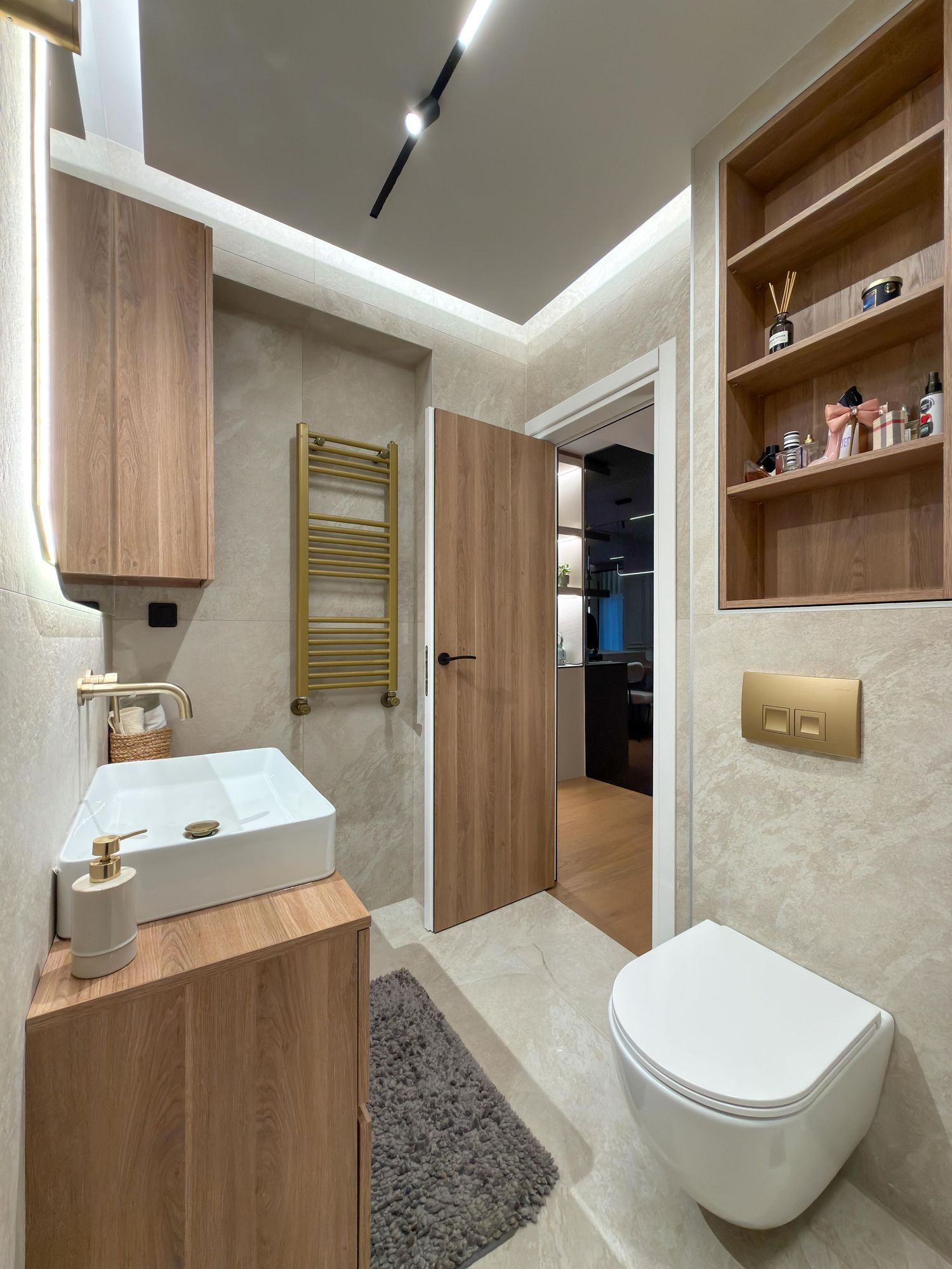 Καθαρό μπάνιο με marble πάγκους και μοντέρνα λεπτομέρεια