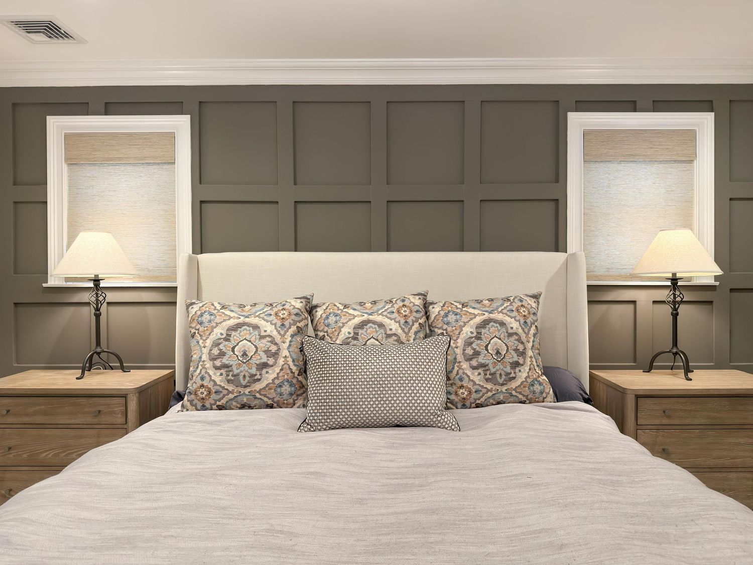 Airbnb υπνοδωμάτιο με διπλό κρεβάτι και cozy ατμόσφαιρα