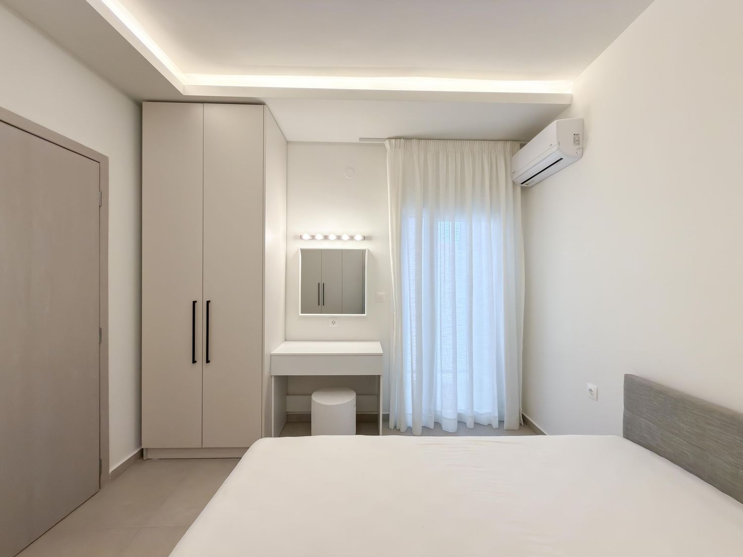 Airbnb υπνοδωμάτιο με διπλό κρεβάτι και cozy ατμόσφαιρα