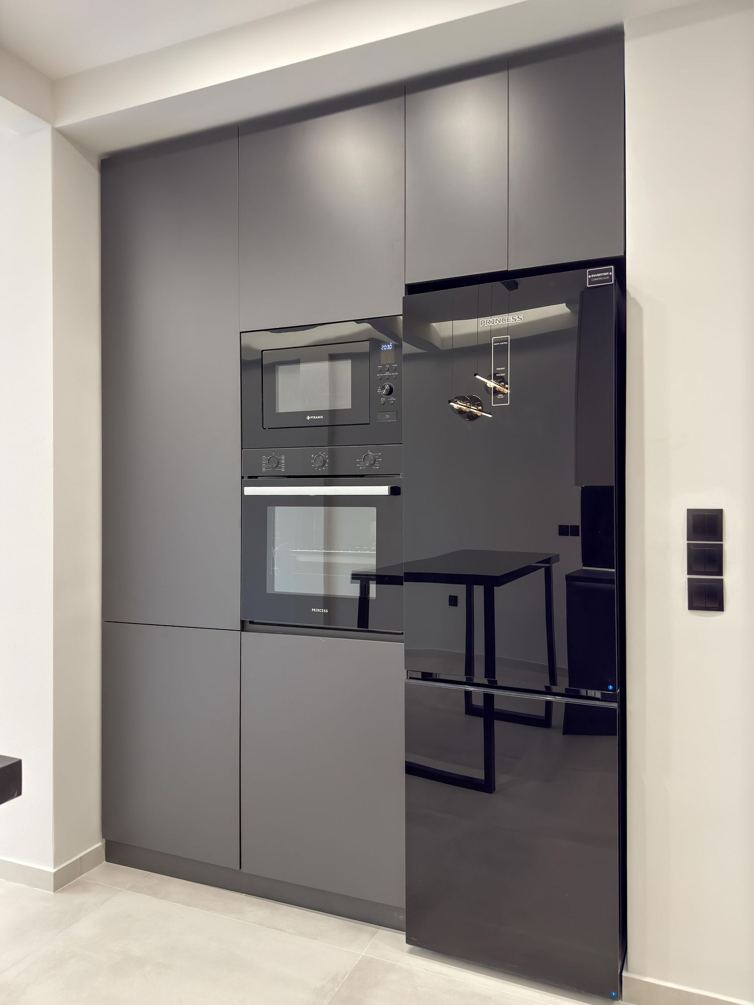 Μοντέρνα κουζίνα με πλήρη εξοπλισμό και minimal design
