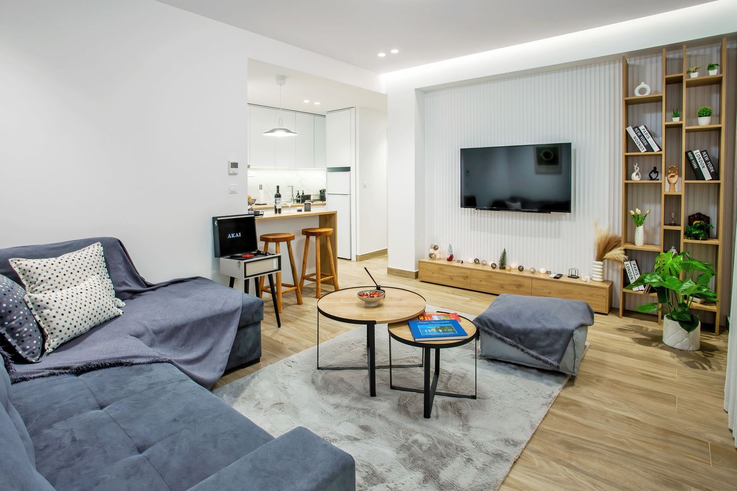 Modern living room και κουζίνα με φωτεινό open plan layout