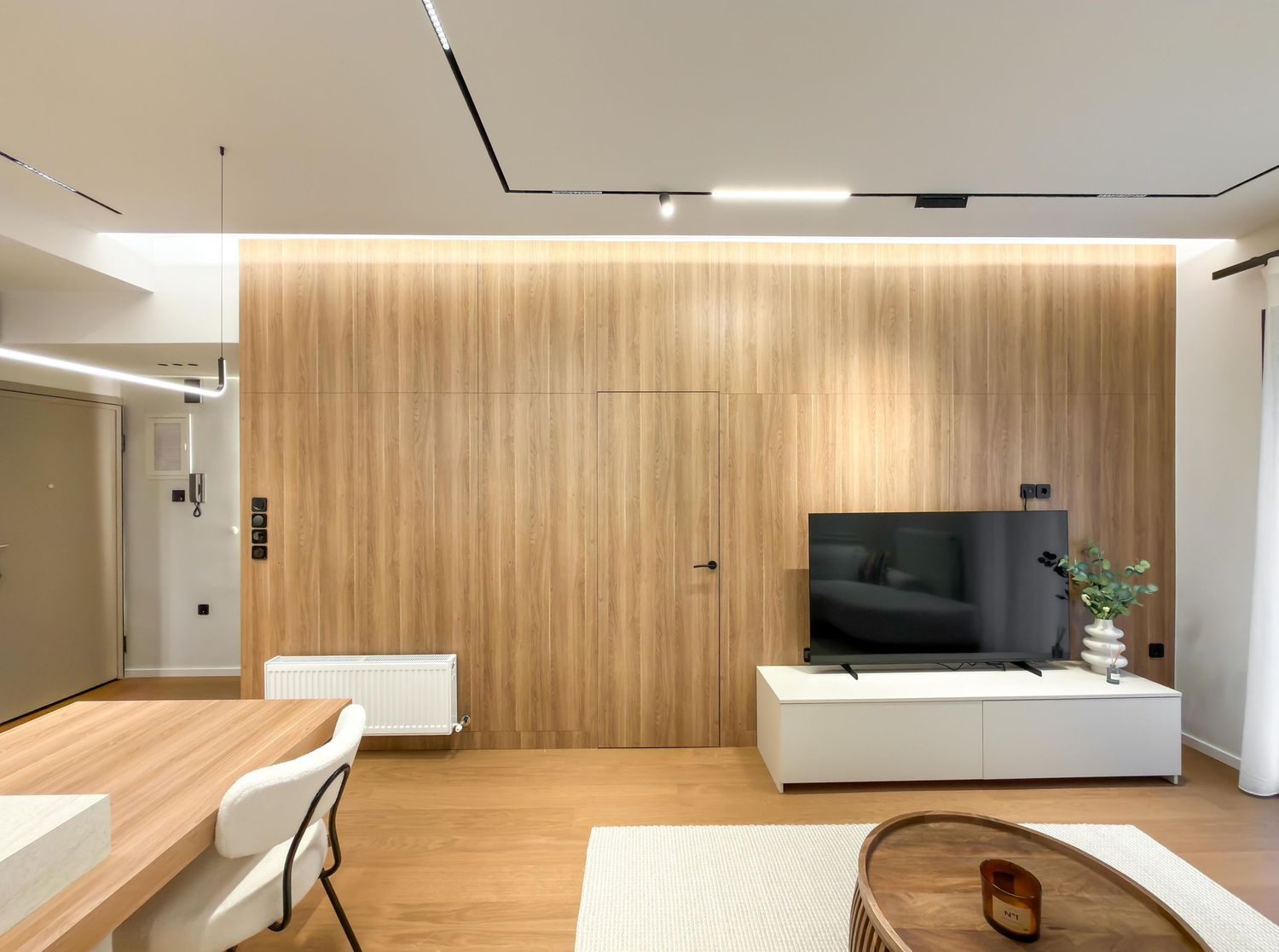 Bright Airbnb open plan space με stylish décor και cozy vibes
