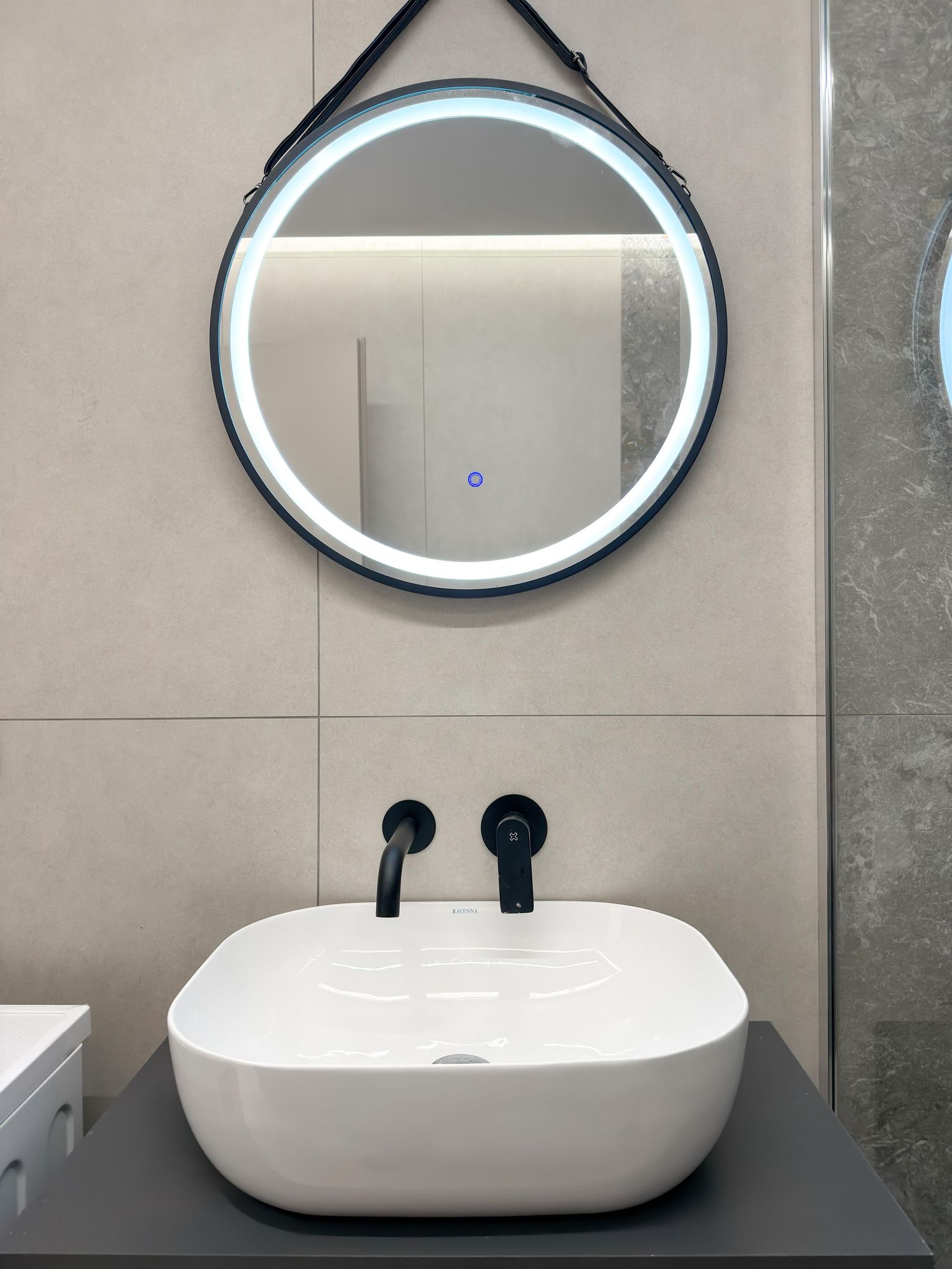 Luxury μπάνιο με νιπτήρα και φωτεινή διακόσμηση