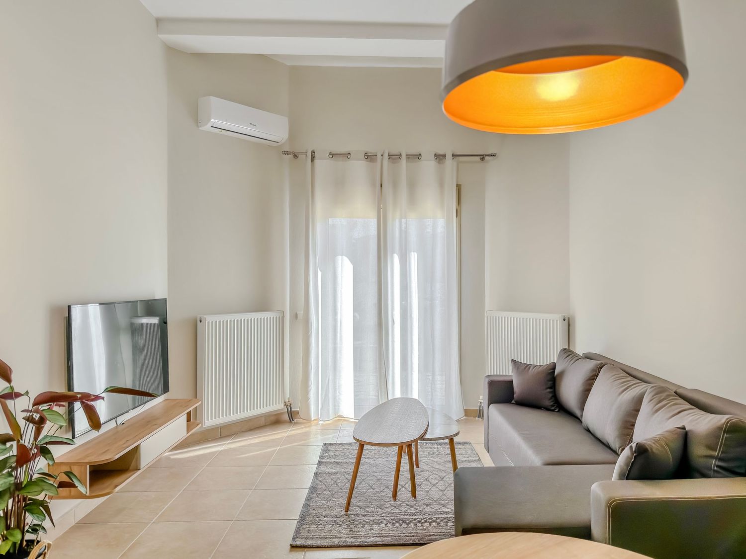 Καλαίσθητος χώρος καθιστικού σε Airbnb με cozy ατμόσφαιρα
