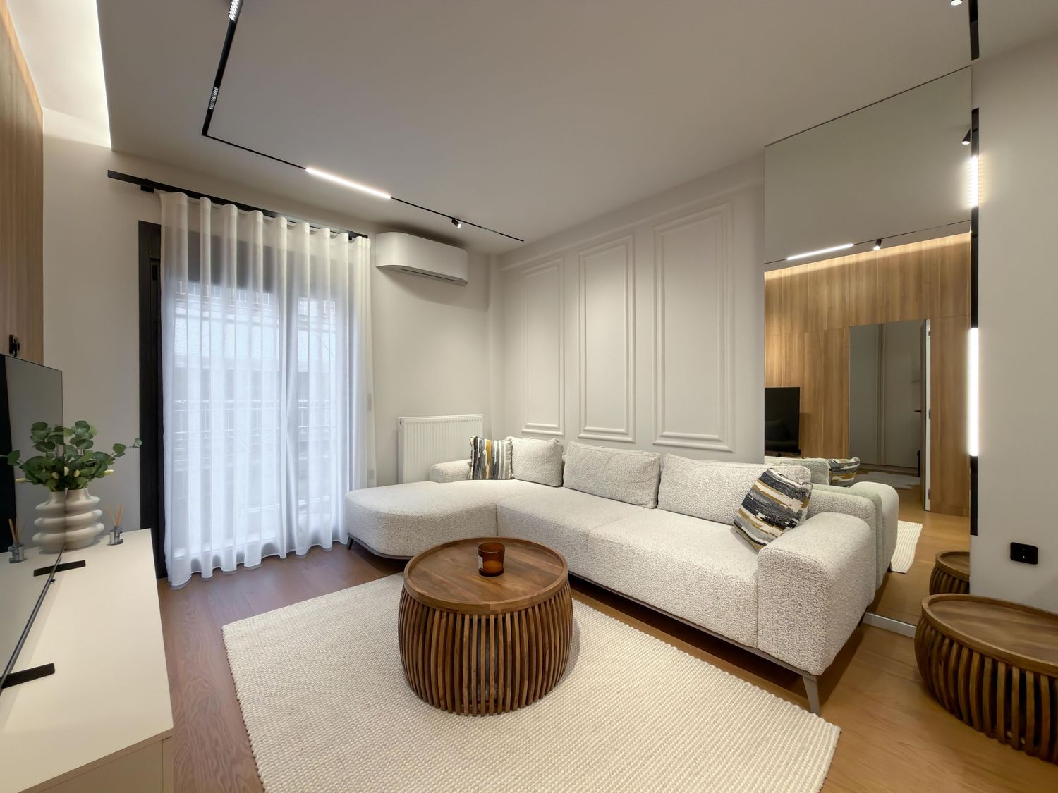 Άνετο σαλόνι Airbnb με μοντέρνα διακόσμηση και φυσικό φωτισμό