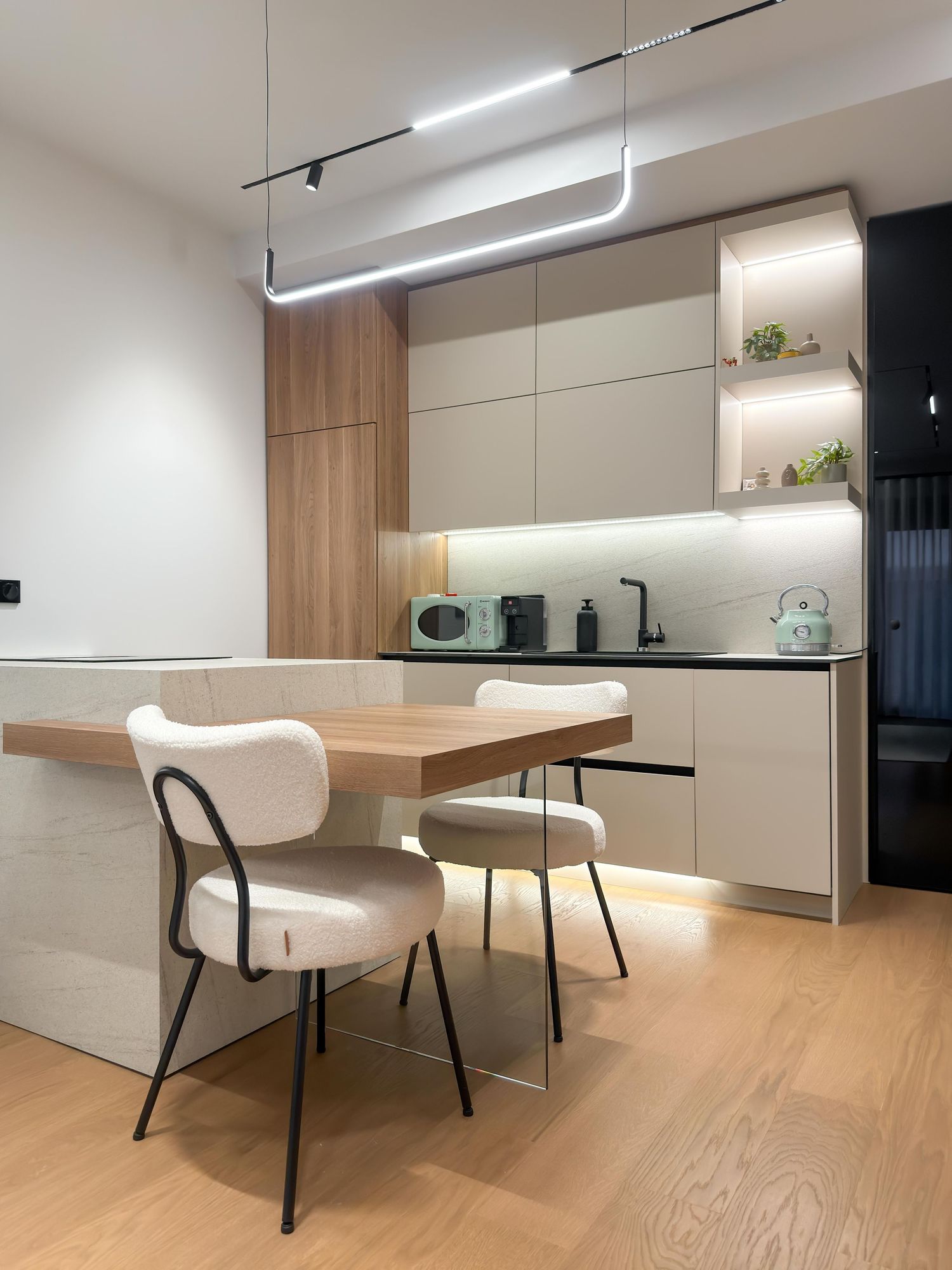 Καλαίσθητη open plan Airbnb κουζίνα με lounge area