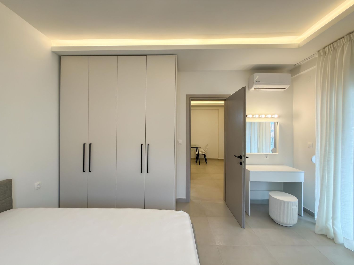 Airbnb υπνοδωμάτιο με διπλό κρεβάτι και cozy ατμόσφαιρα