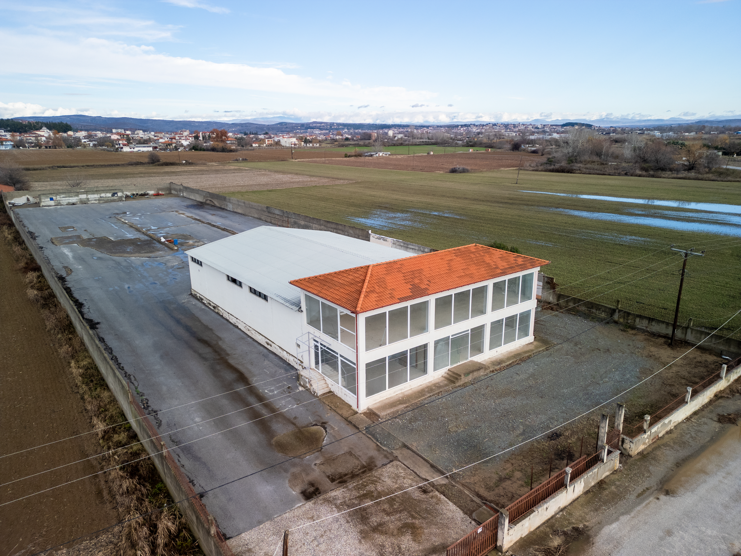 Επαγγελματικός χώρος με μεγάλο οικόπεδο, drone φωτογραφία από ψηλά