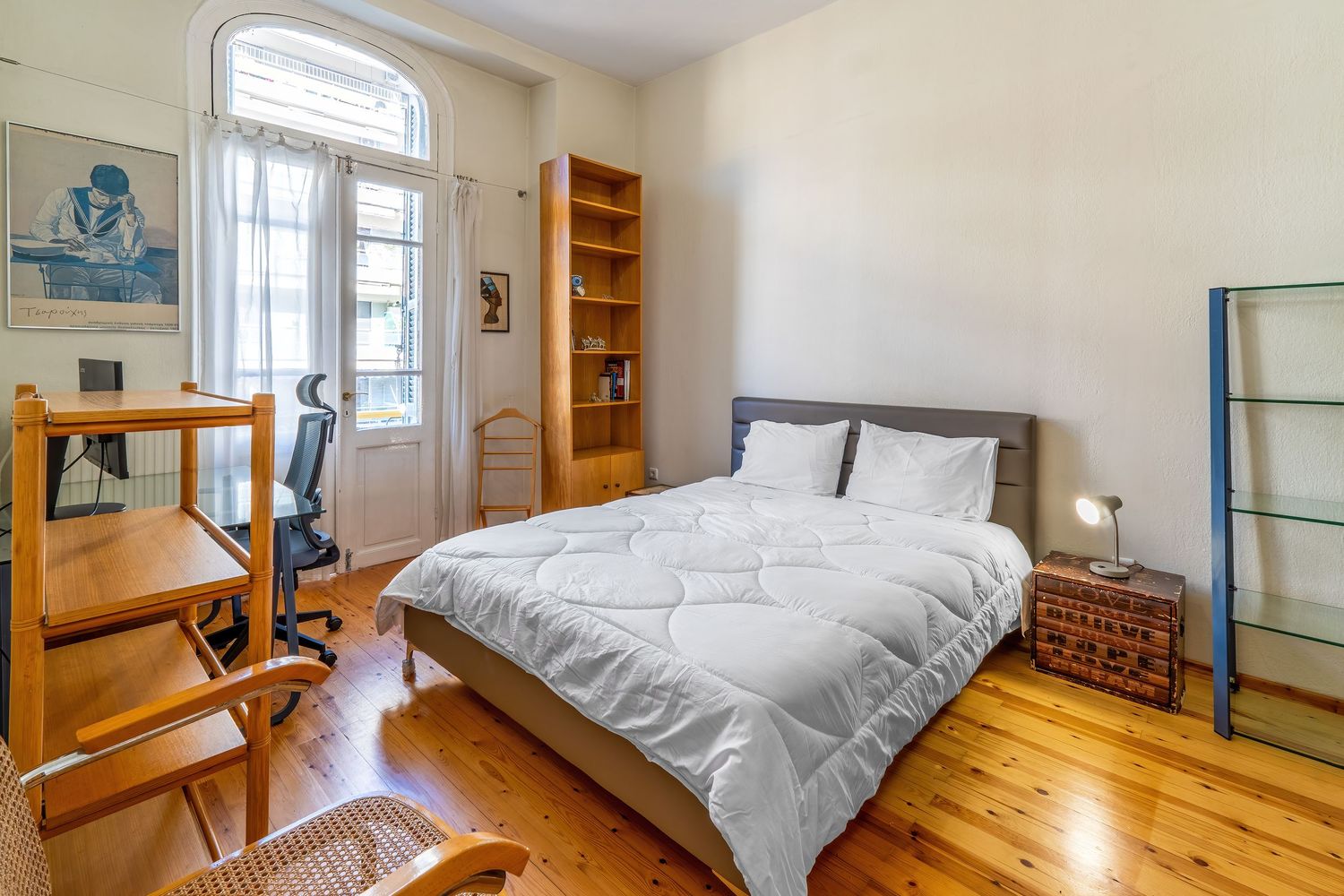 Airbnb υπνοδωμάτιο με διπλό κρεβάτι και cozy ατμόσφαιρα