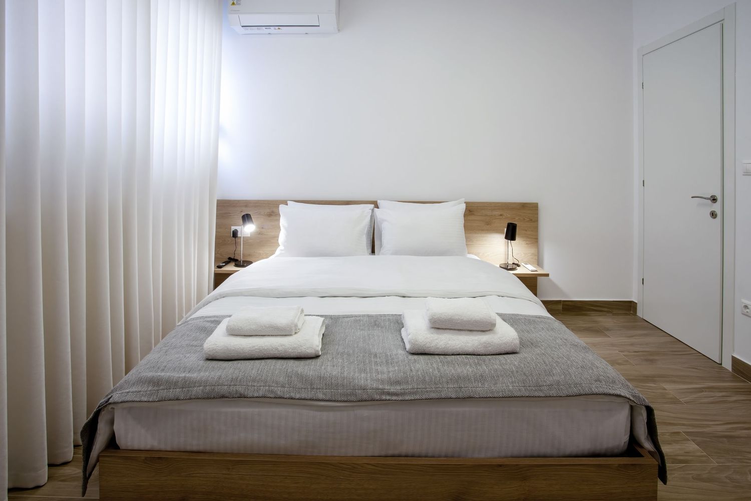 Airbnb υπνοδωμάτιο με διπλό κρεβάτι και cozy ατμόσφαιρα
