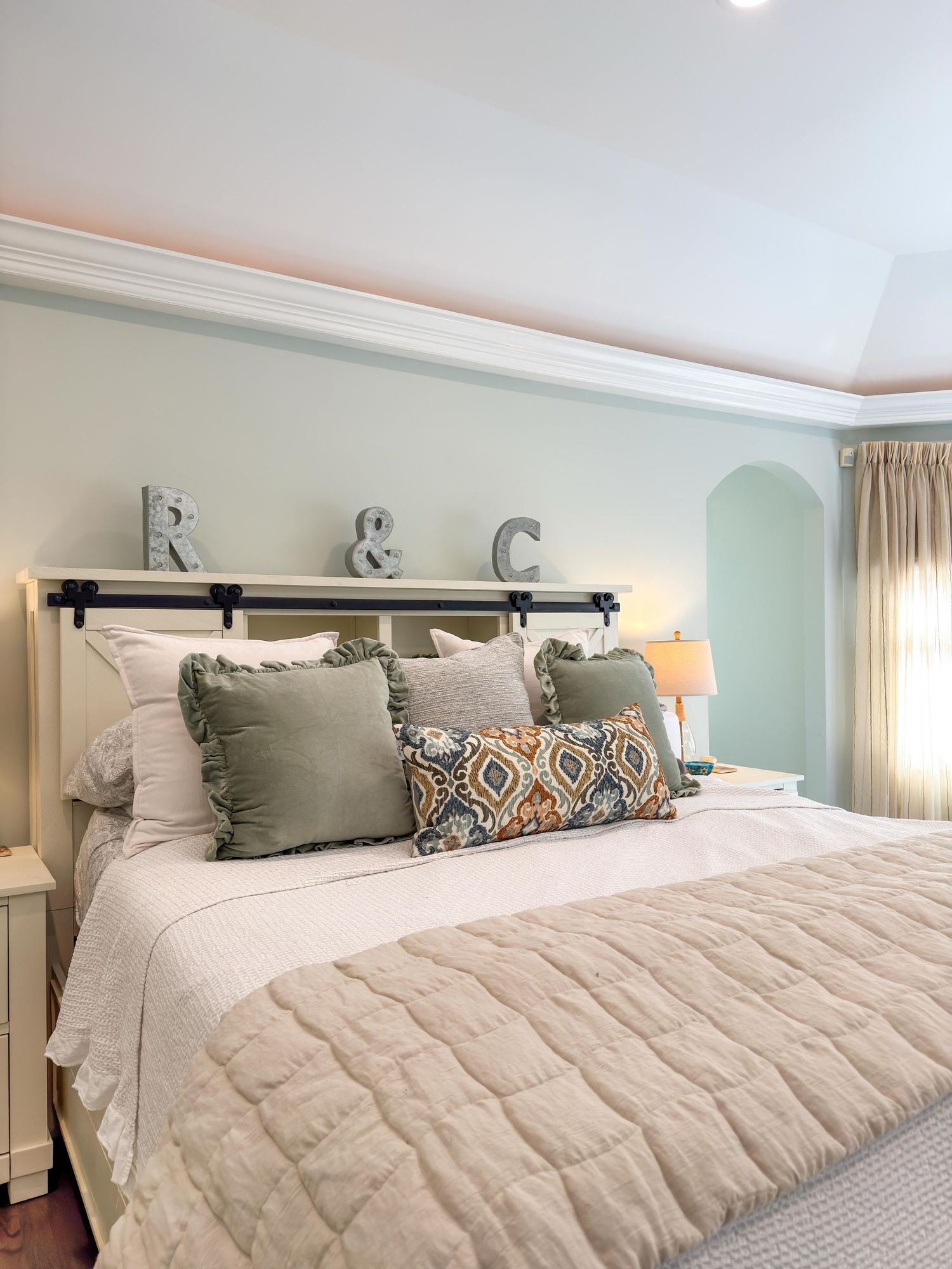 Airbnb υπνοδωμάτιο με διπλό κρεβάτι και cozy ατμόσφαιρα