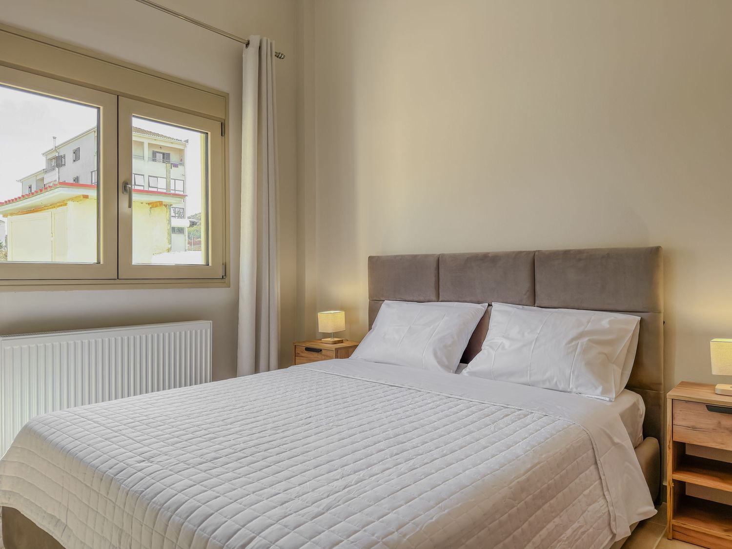 Airbnb υπνοδωμάτιο με διπλό κρεβάτι και cozy ατμόσφαιρα