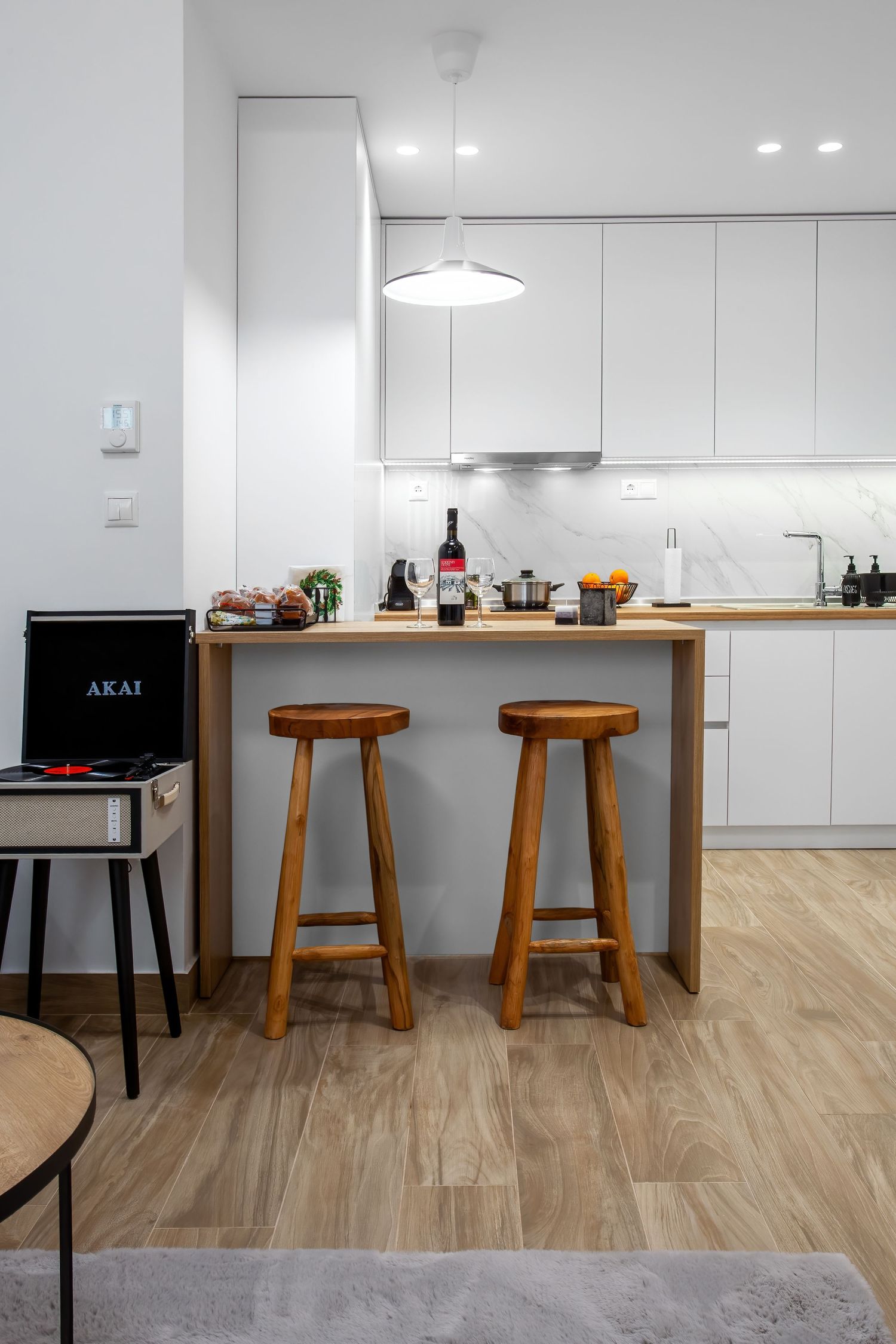 Μοντέρνα κουζίνα Airbnb με πλήρη εξοπλισμό για μαγείρεμα