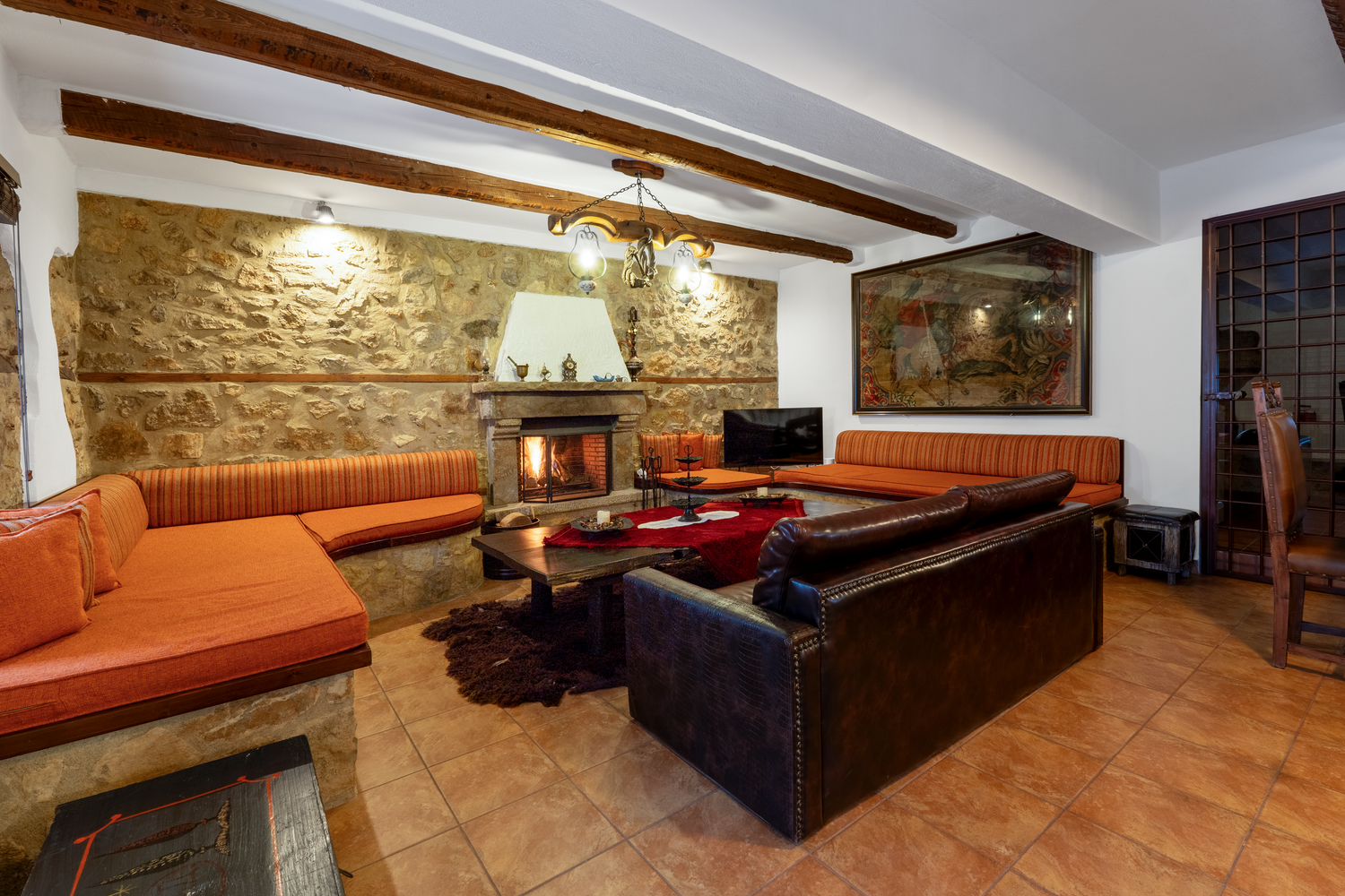 Καλαίσθητος χώρος καθιστικού σε Airbnb με cozy ατμόσφαιρα