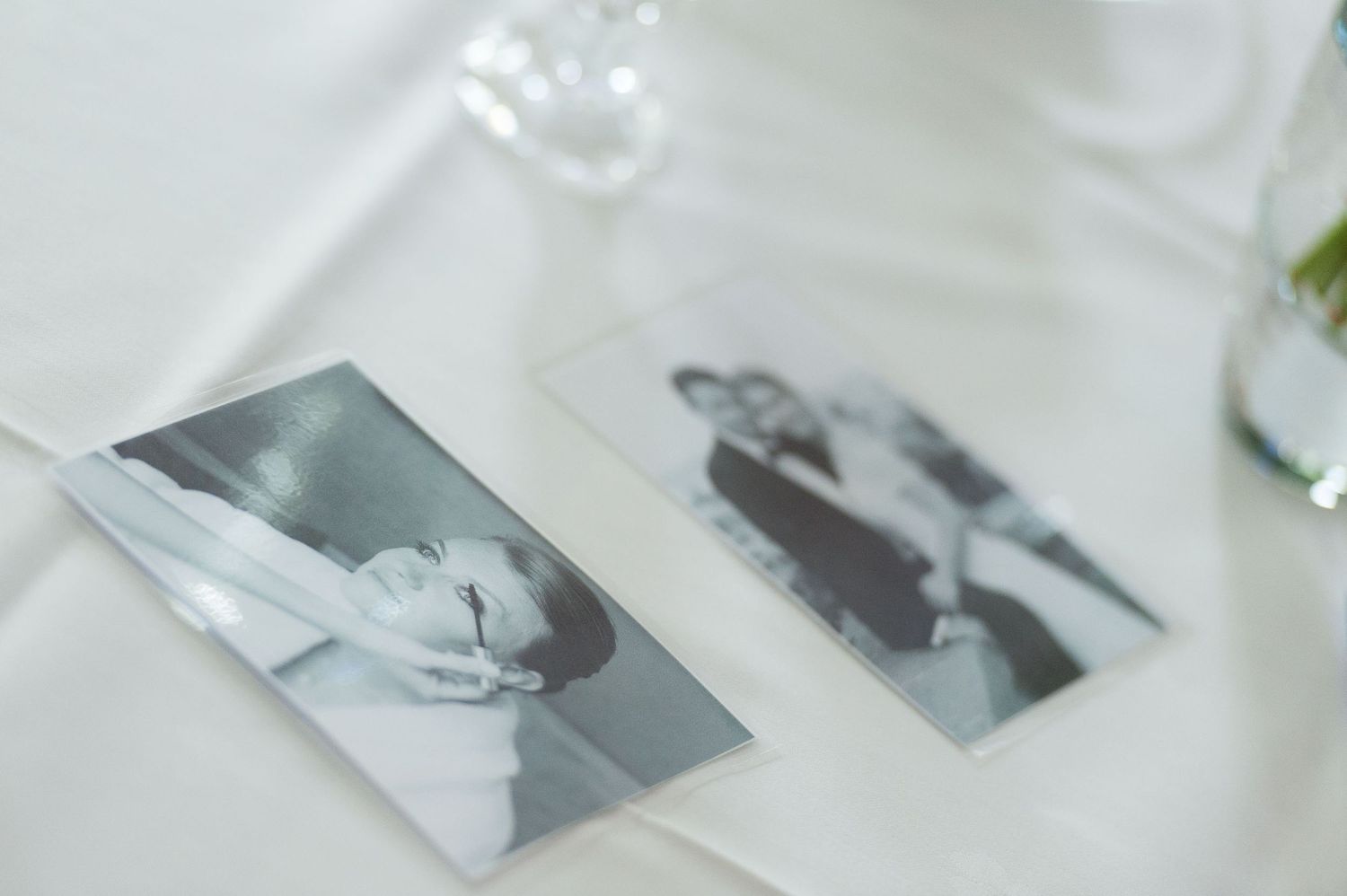 Bryllupsfotograf Bergen - lykkelig brudepar i vakre omgivelser.
• Stemningsfulle bryllupsbilder tatt av Goldbergfotograf i Vestland.