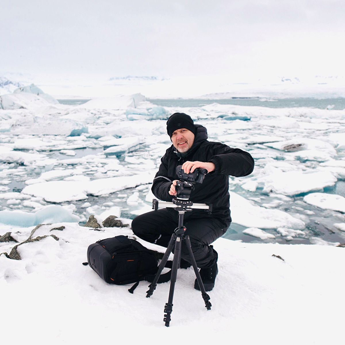 Profesjonell fotograf i Bergen på oppdrag i utfordrende vinterlandskap. Vi fanger unike øyeblikk uansett vær og lokasjon.