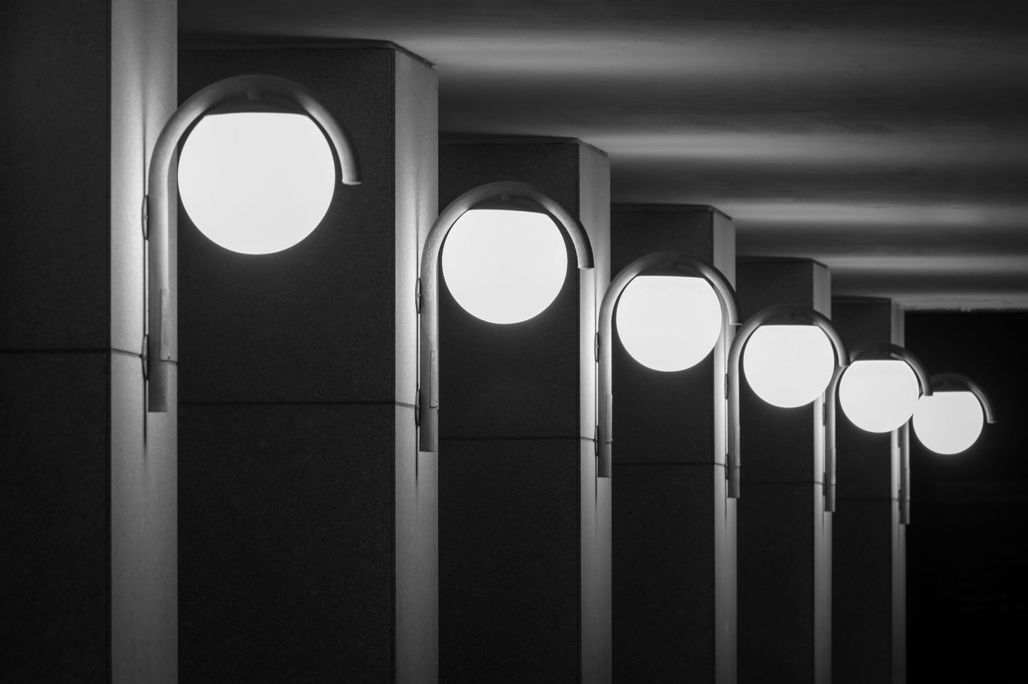 Arkitektonisk og minimalistisk fotografi i svart-hvitt. Goldbergfotograf utforsker linjer, rytme og lys i urbane miljøer.