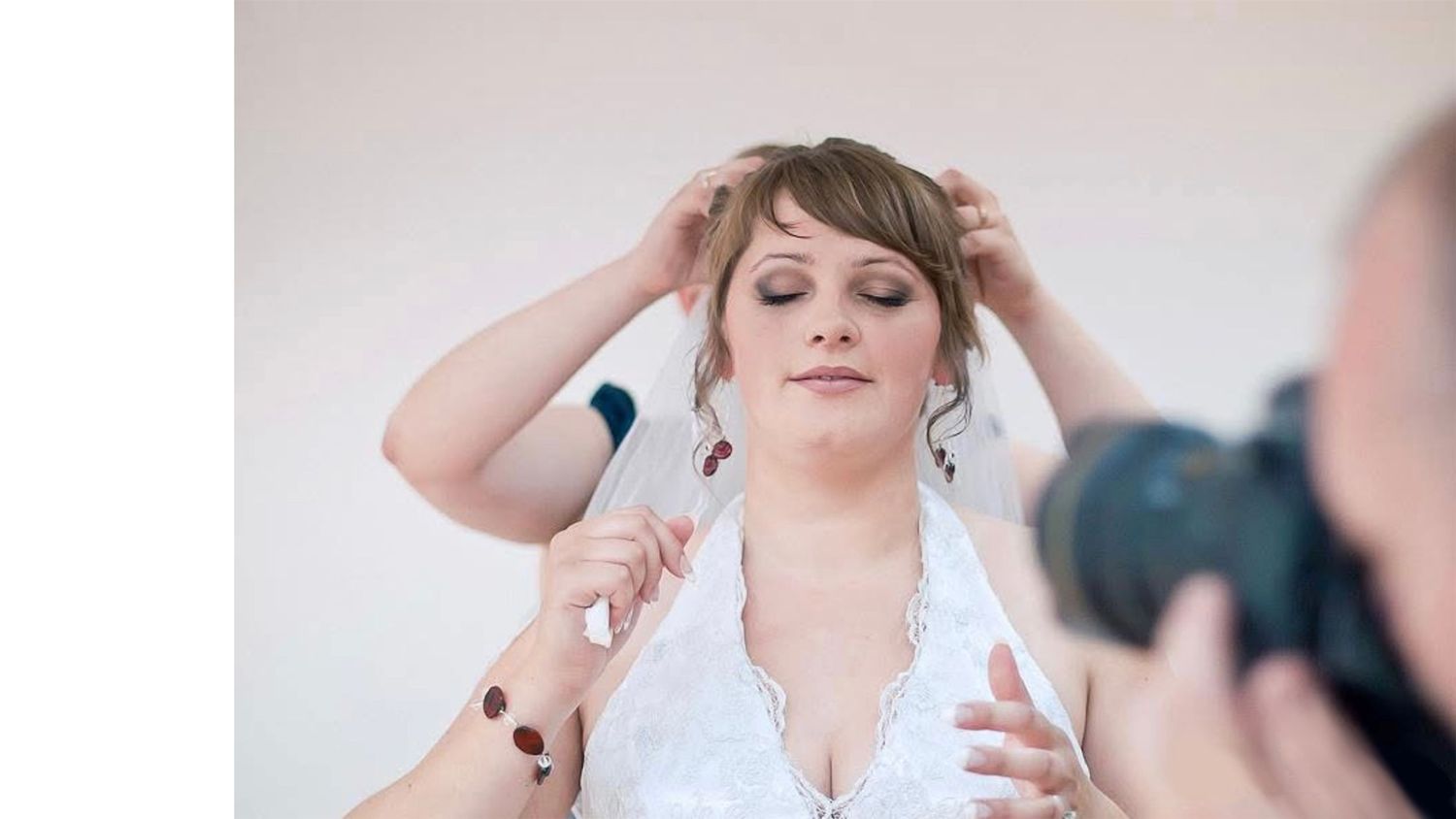 Bryllupsfotograf Bergen - lykkelig brudepar i vakre omgivelser.
• Stemningsfulle bryllupsbilder tatt av Goldbergfotograf i Vestland.