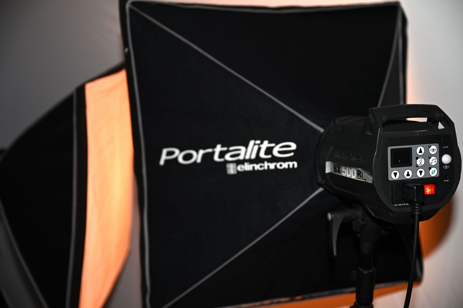 Mobilt fotostudio i Bergen - vi kommer hjem til deg.
• Profesjonell fotoutstyr og studiooppsett for portretter.
• Bak kulissene med Goldberg