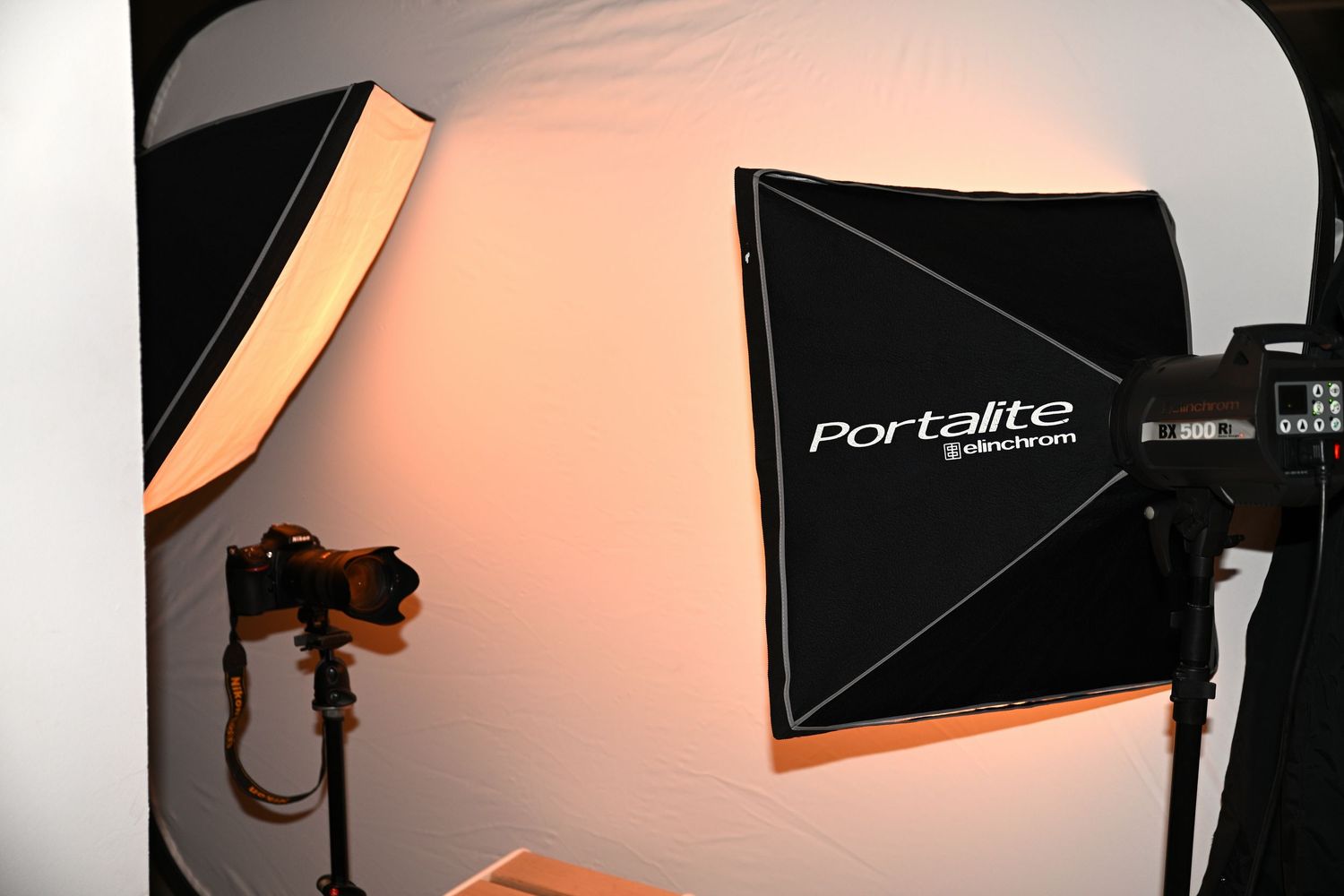 Mobilt fotostudio i Bergen - vi kommer hjem til deg.
• Profesjonell fotoutstyr og studiooppsett for portretter.
• Bak kulissene med Goldberg