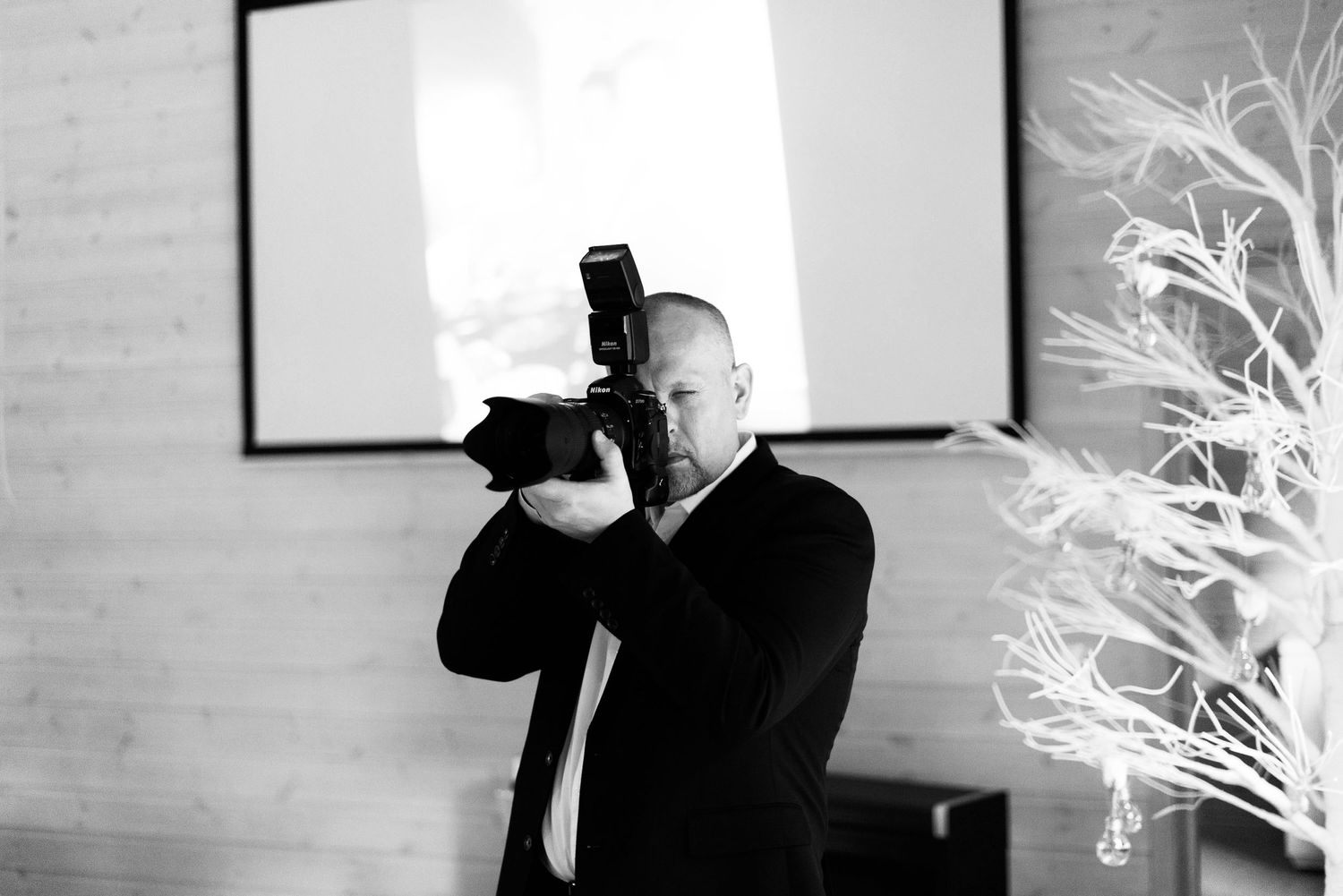 Tidløst bryllupsportrett i svart-hvitt tatt av Goldbergfotograf. Klassisk stil som foreviger de nære øyeblikkene i ditt bryllup.