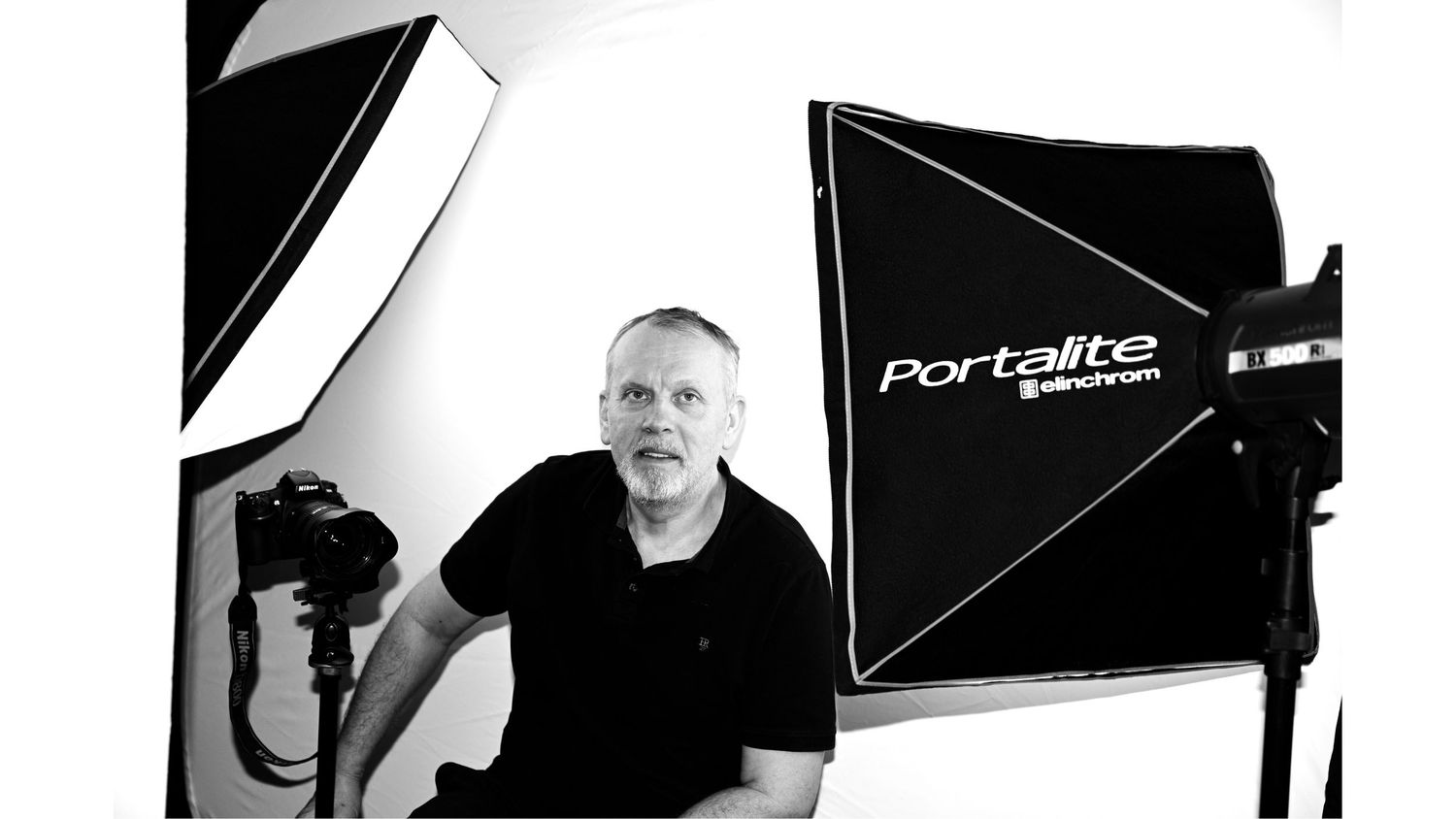 Mobilt fotostudio i Bergen - vi kommer hjem til deg.
• Profesjonell fotoutstyr og studiooppsett for portretter.
• Bak kulissene med Goldberg