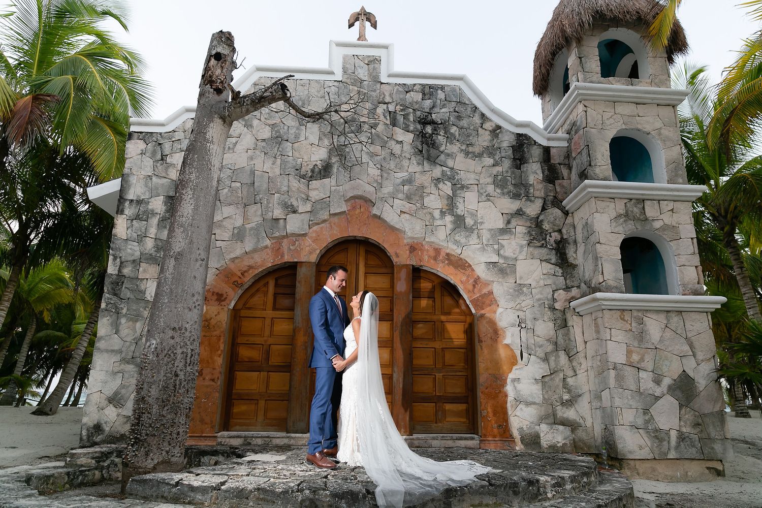Bride and groom portrait at Saasil Kantenah villa Riviera Maya