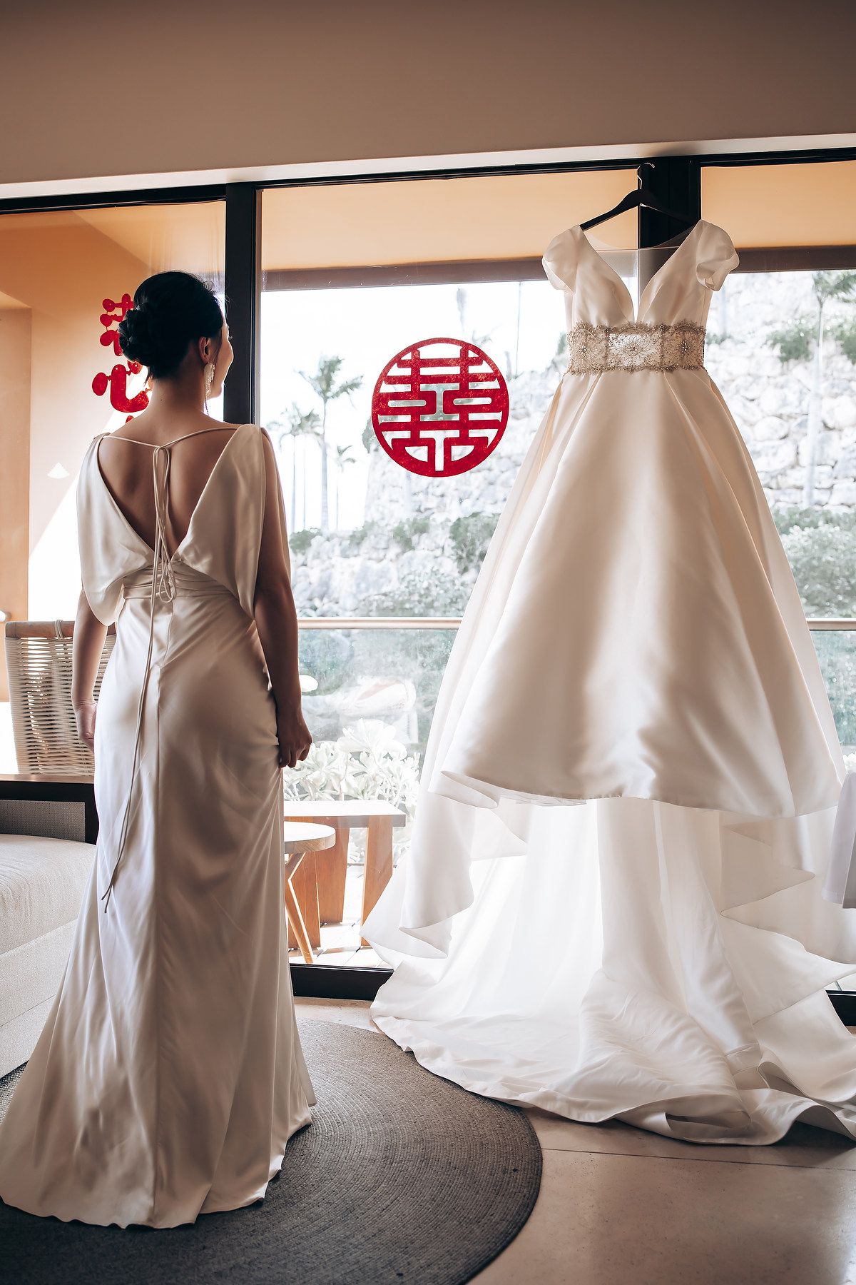 Wedding dresses on display in a modern venue with Chinese decorative elements.