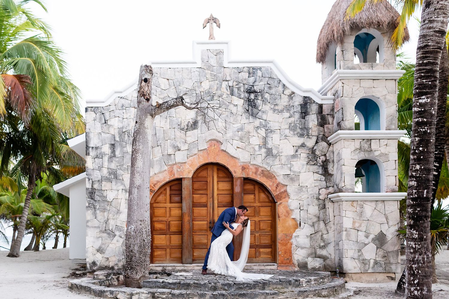 Romantic couple photos at Saasil Kantenah beachfront villa