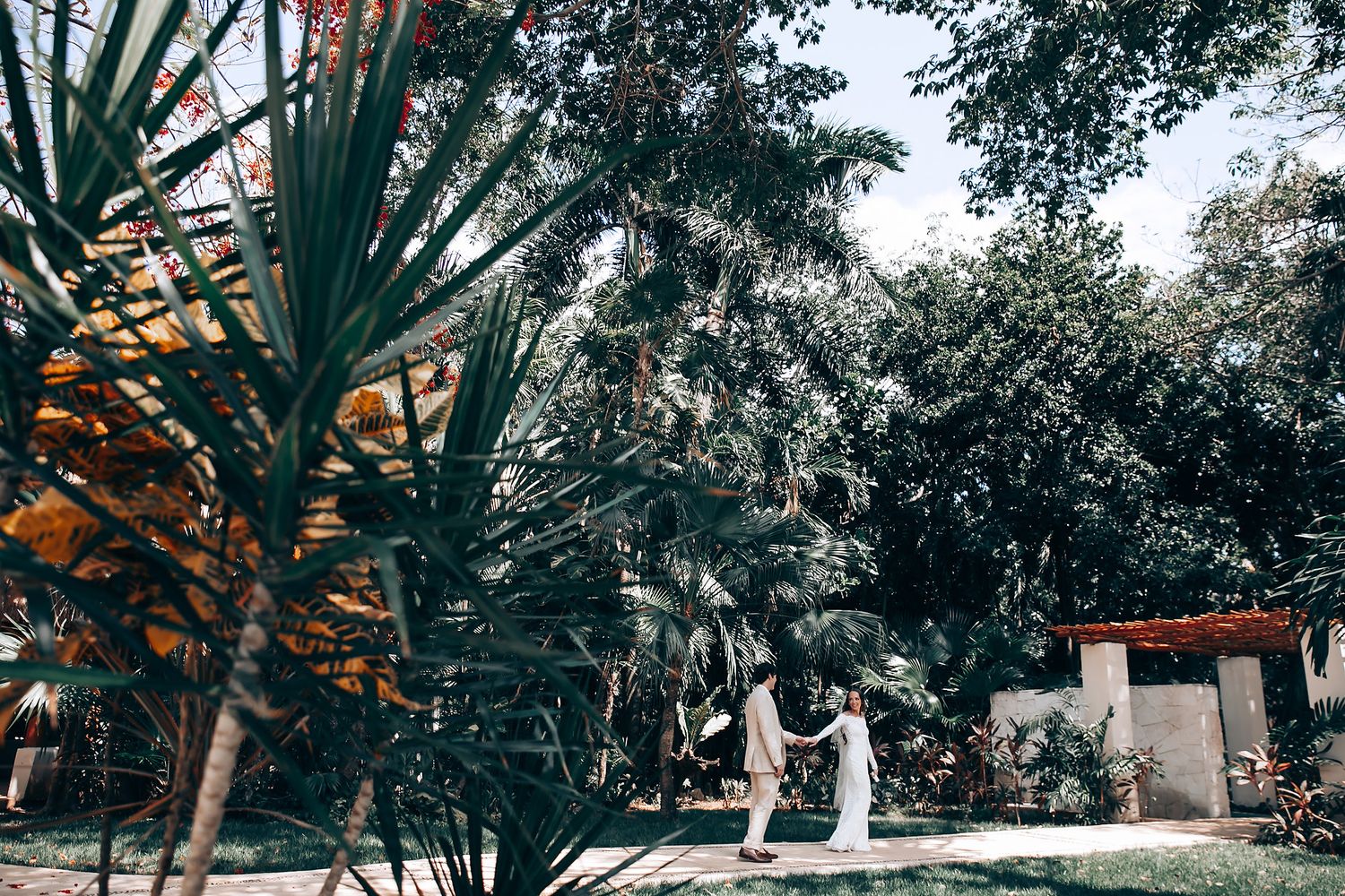 Elegant garden wedding photography at Mahekal Beach Riviera Maya