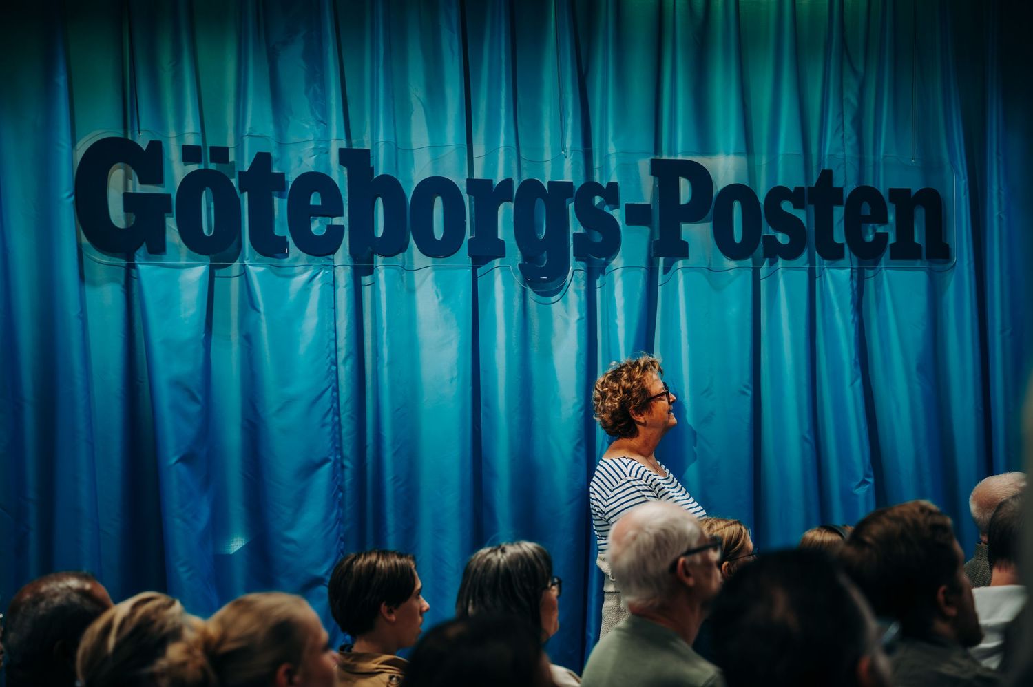 Publik som lyssnar på författarintervjuer i Göteborgs-Postens monter på Bokmässan 2026. Eventfotografering.