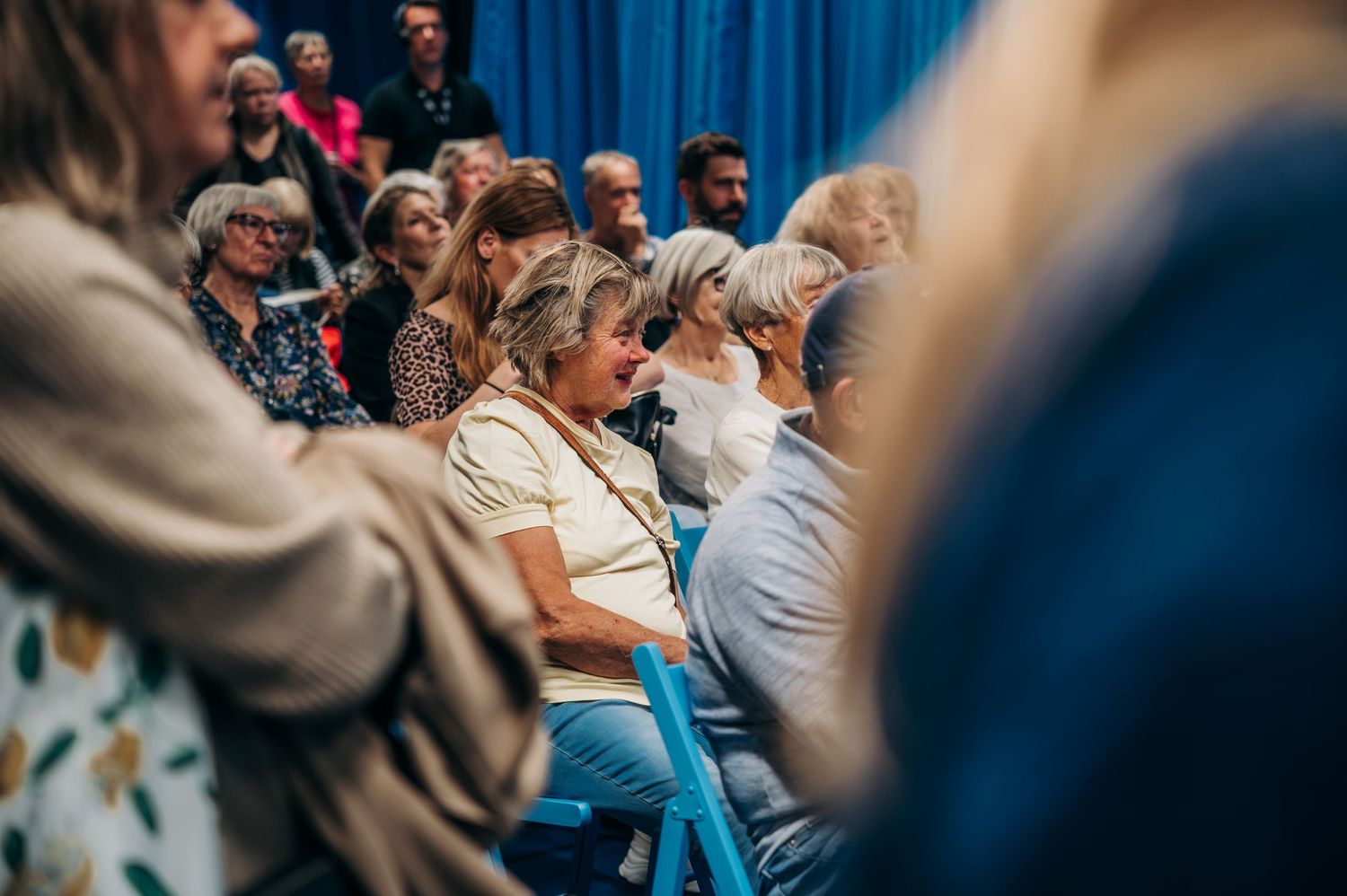 Publik som lyssnar på författarintervjuer i Göteborgs-Postens monter på Bokmässan 2026. Eventfotografering.