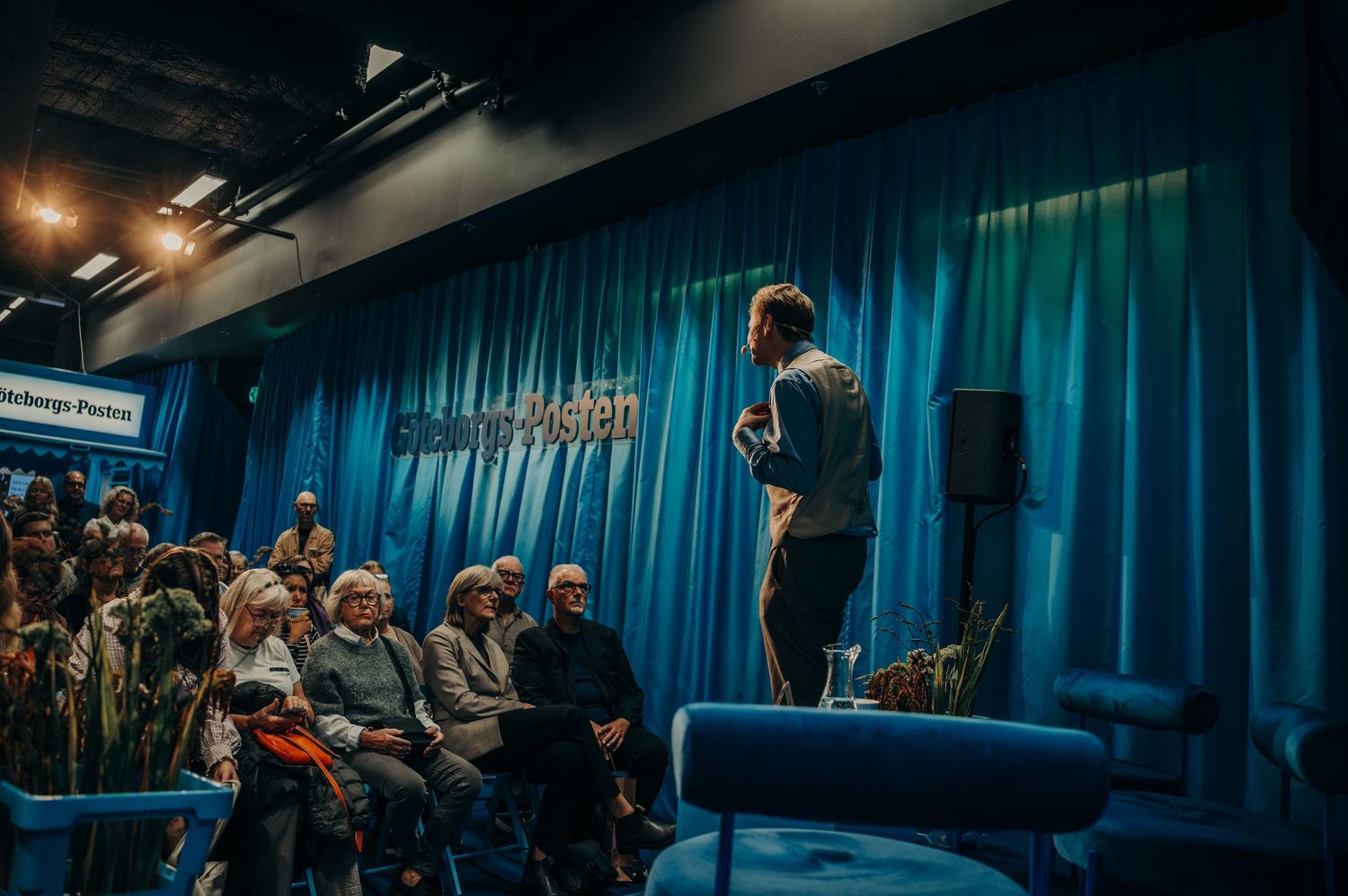 Kristian Wedel på scen i Göteborgs-Postens monter på Bokmässan 2026. Eventfotografering.