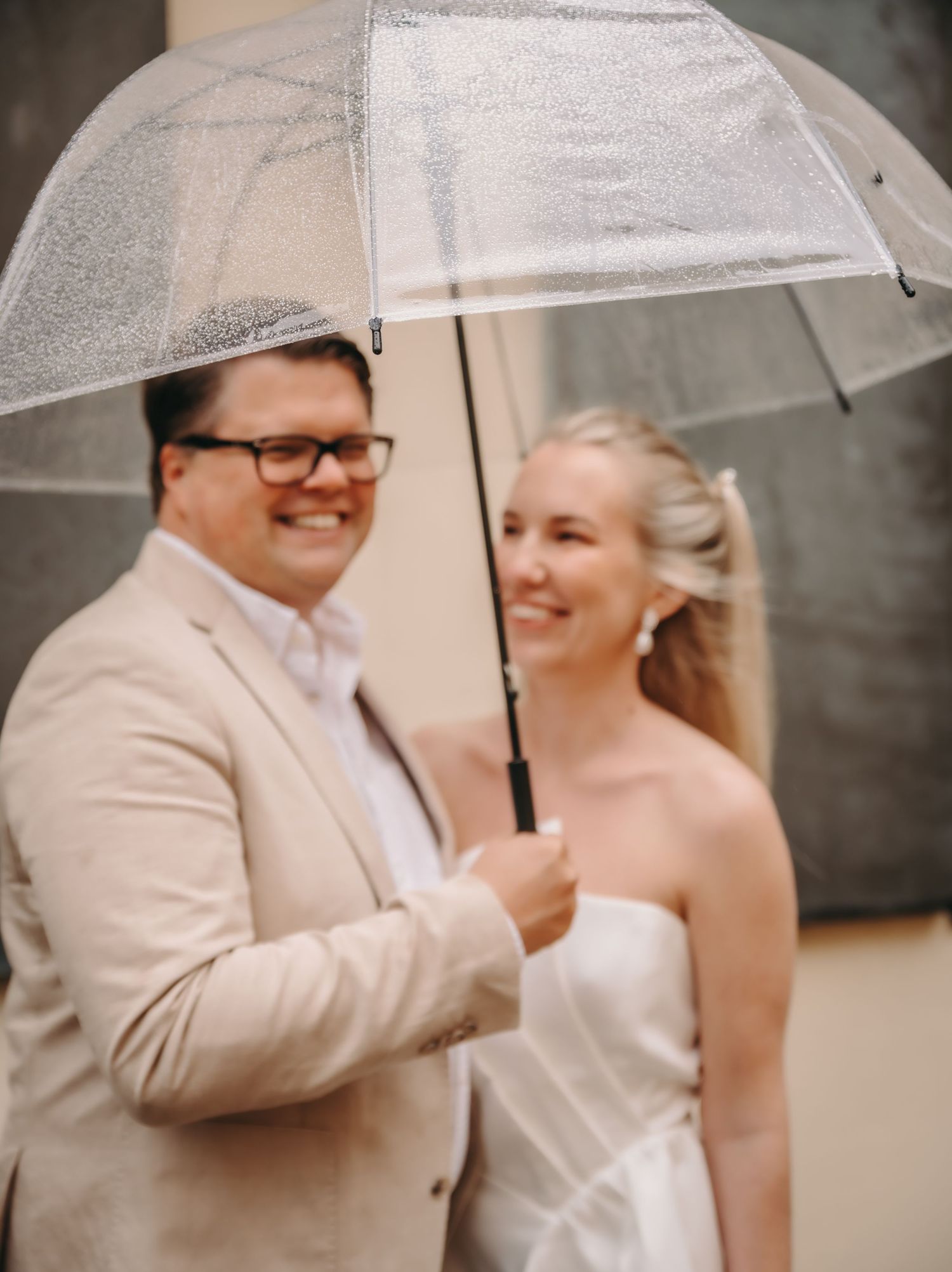 Borgerlig vigsel Rådhuset Göteborg. Fotograferad av Laila Vestlie, Pixel Creation – dokumentära bröllopsbilder.