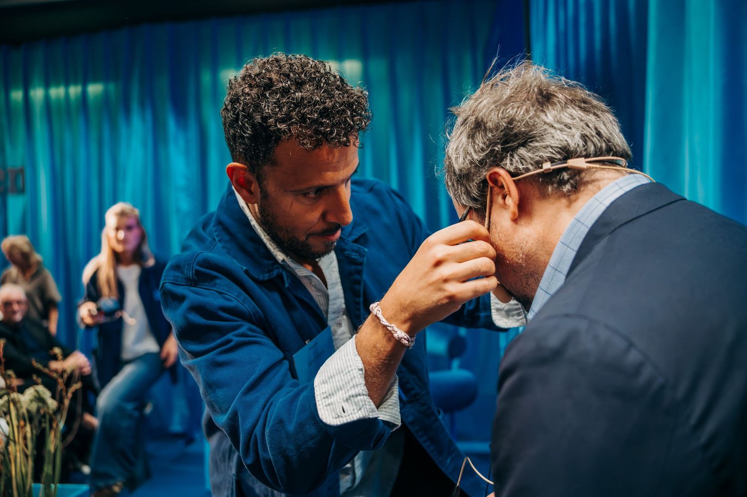 Bakom kulisserna av Göteborgs-Posten på Bokmässan 2026. Författaren får mygga inför sin intervju på scen. Eventfotografering.