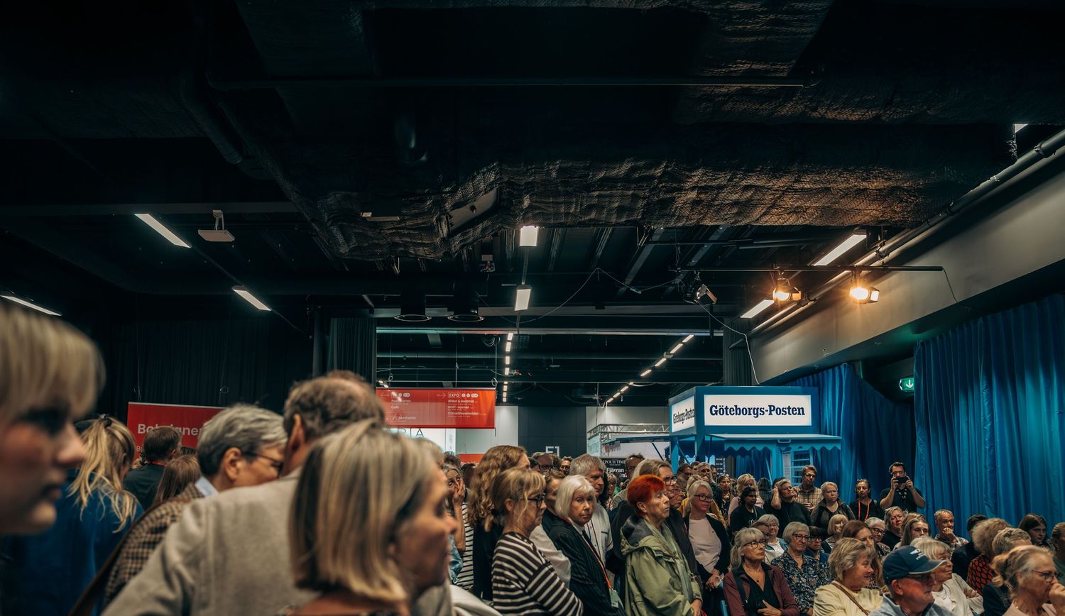 Publik som lyssnar på författarintervjuer i Göteborgs-Postens monter på Bokmässan 2026. Eventfotografering.