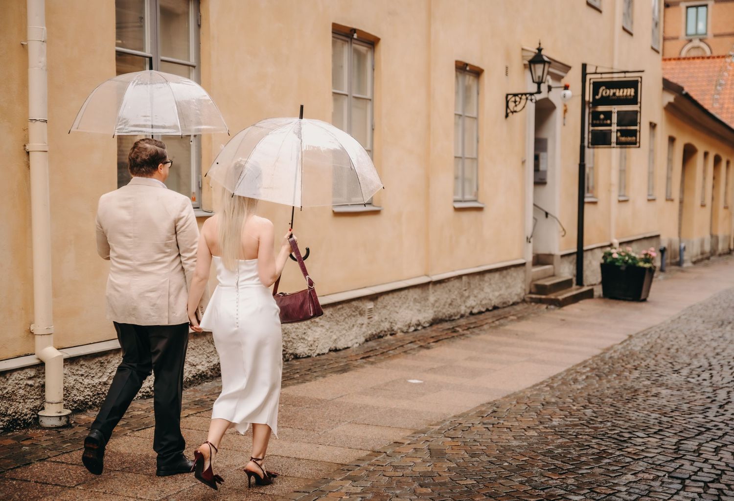 Borgerlig vigsel Rådhuset Göteborg. Fotograferad av Laila Vestlie, Pixel Creation – dokumentära bröllopsbilder.