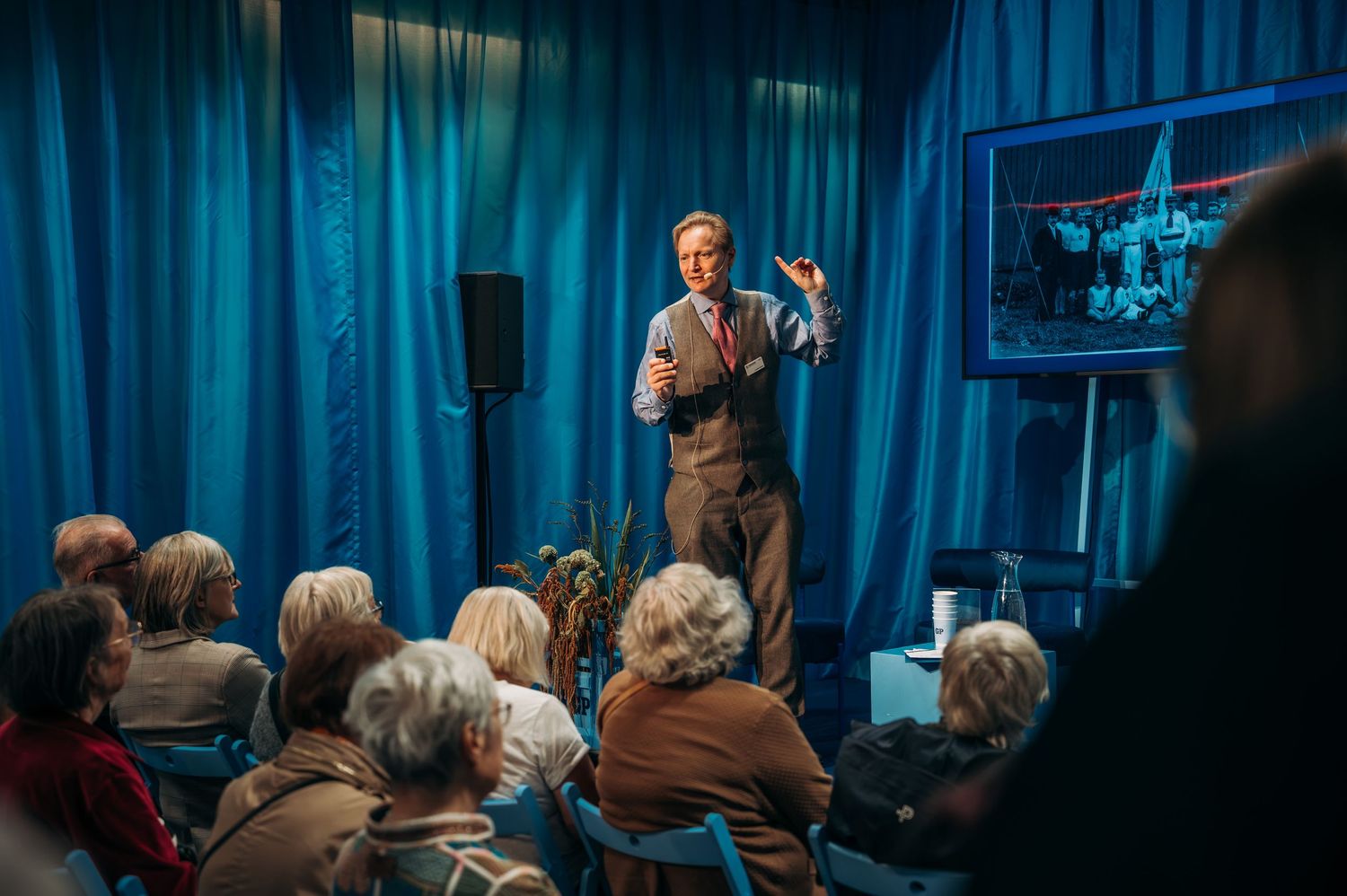 Kristian Wedel på scen i Göteborgs-Postens monter på Bokmässan 2026. Eventfotografering.