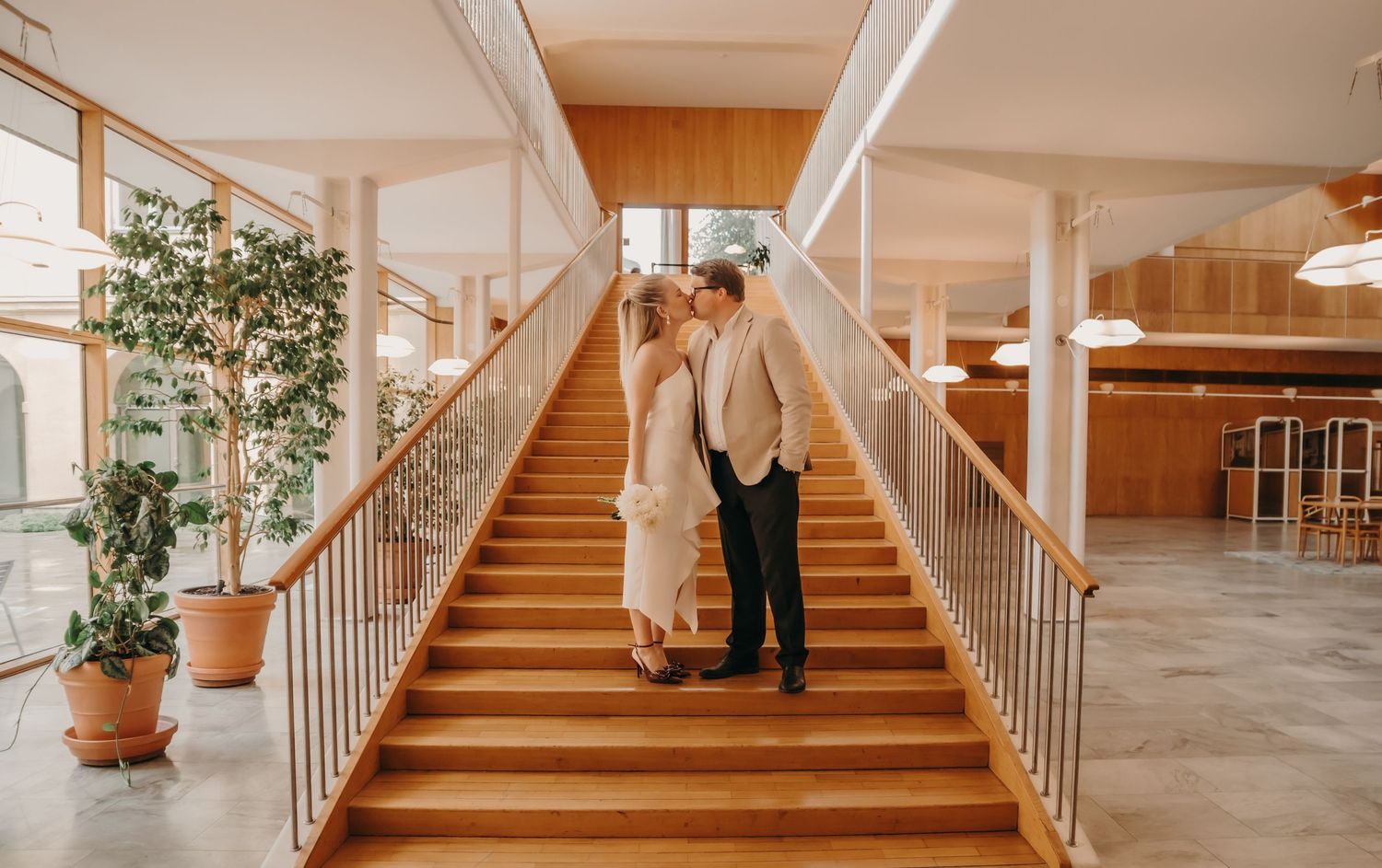 Borgerlig vigsel Rådhuset Göteborg. Fotograferad av Laila Vestlie, Pixel Creation – dokumentära bröllopsbilder.